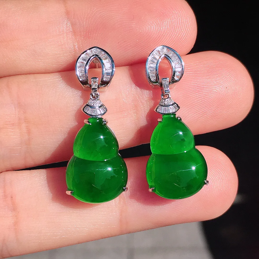 满绿葫芦耳坠，色泽均匀浓郁，玉质细腻，荧光感超
强，饱满圆润，尽显优雅气质，18k
金豪华镶嵌