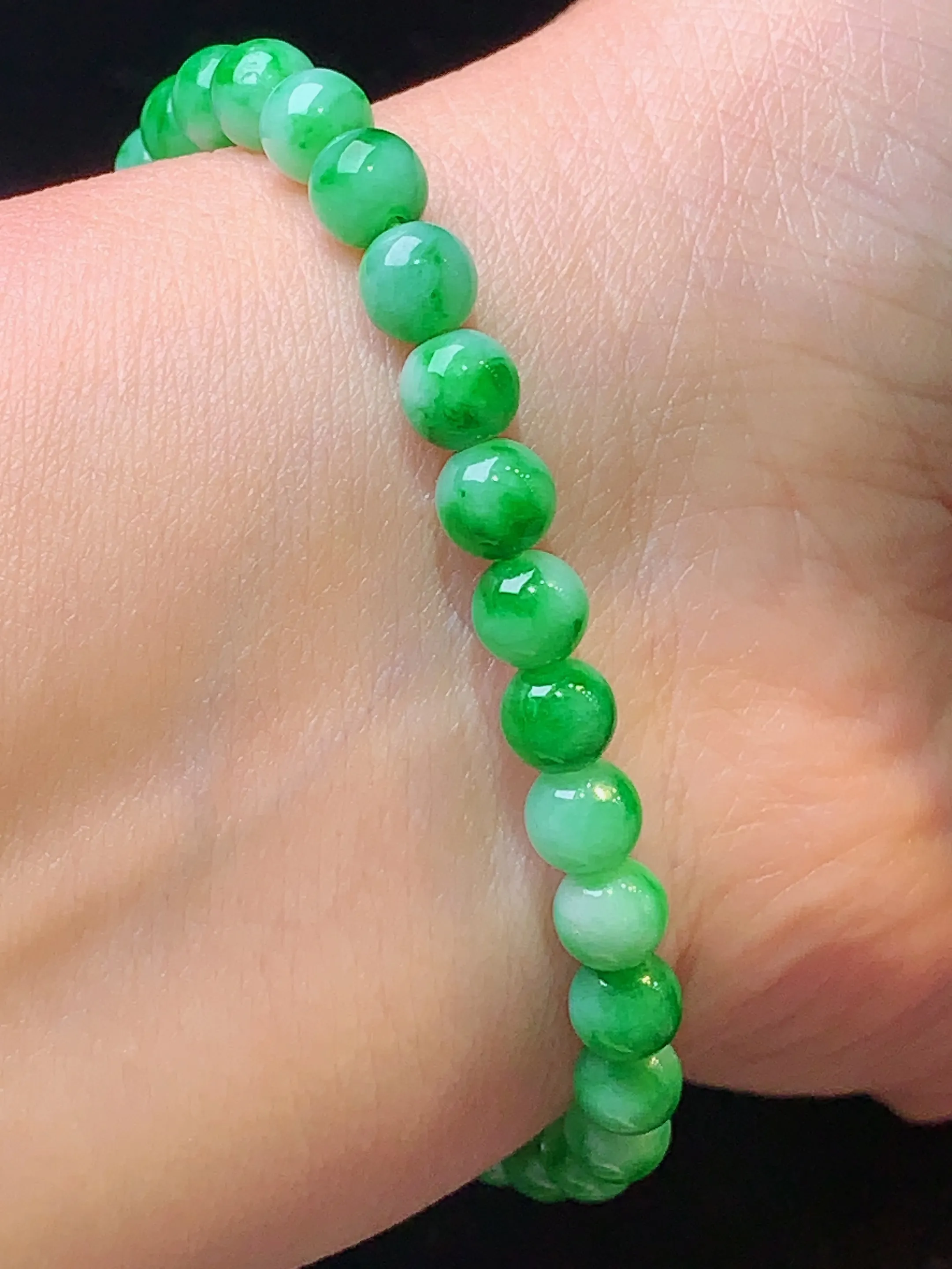 翠绿圆珠手链 玉质细腻 色泽清新艳丽 整体尺寸5.6
