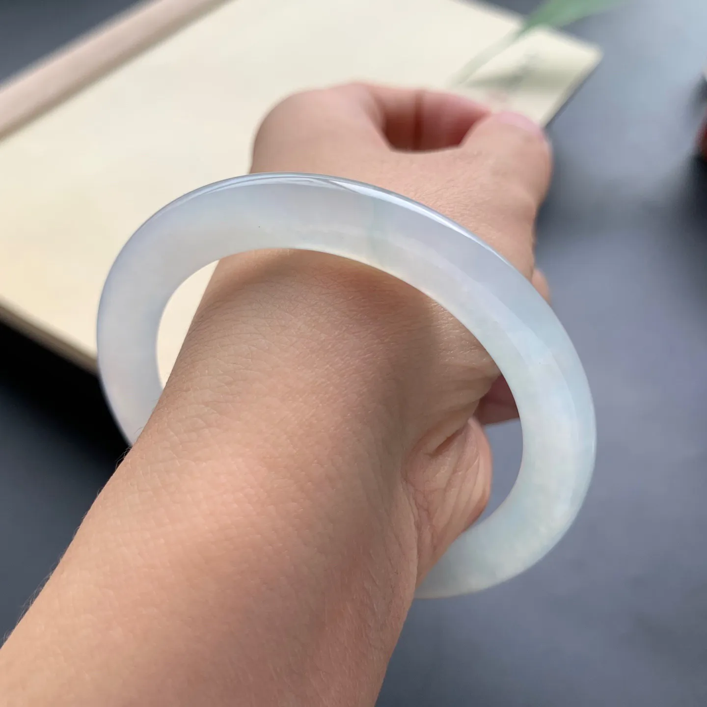 51.8圈口冰种圆条手镯 尺寸：51.8-6-8.5，无纹裂，水润透亮，胶感十足