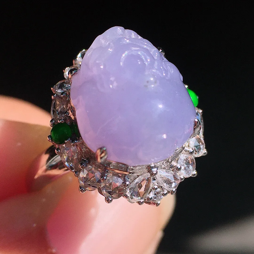 紫罗兰貔貅戒指，色泽均匀艳丽，玉质细腻，荧光感超
强，饱满圆润，尽显优雅气质，18k
金豪华镶嵌