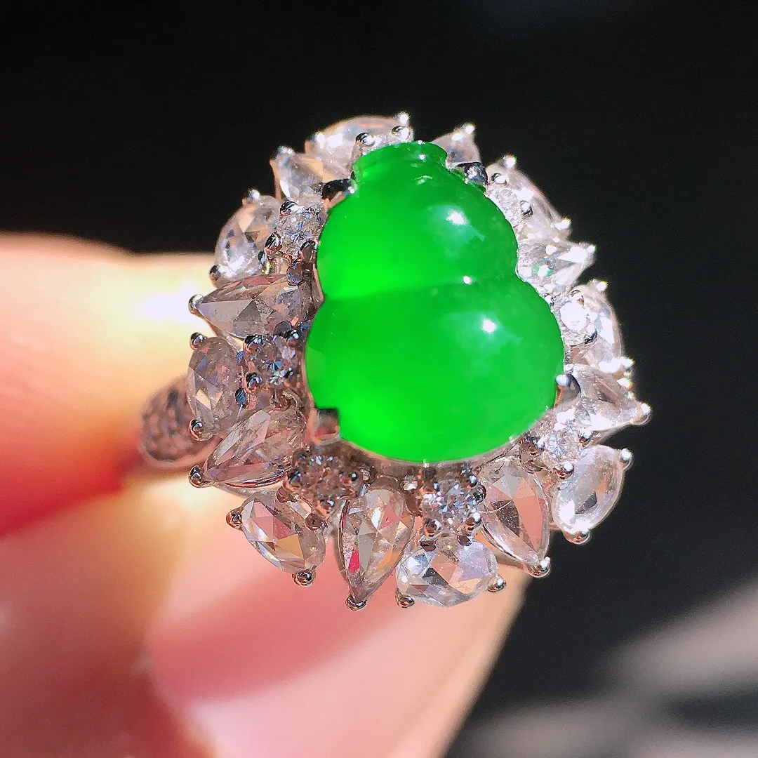 阳绿葫芦戒指，色泽均匀艳丽，玉质细腻，荧光感超
强，饱满圆润，尽显优雅气质，18k
金豪华镶嵌