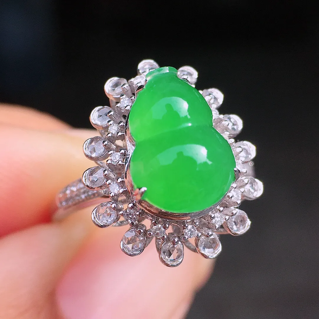 阳绿葫芦戒指，色泽均匀艳丽，玉质细腻，荧光感超
强，饱满圆润，尽显优雅气质，18k
金豪华镶嵌