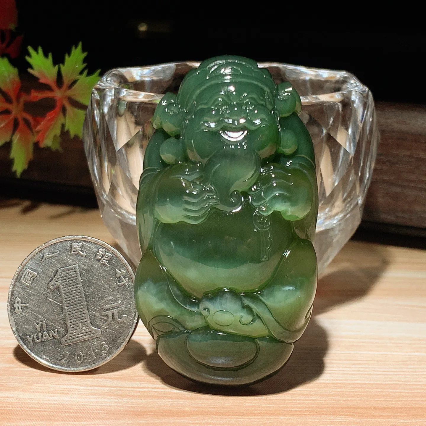 和田玉菠菜绿猫眼俄罗斯碧玉财神爷把件。尺寸58/33/18重60克。玉质细腻油润。手推出油。佩戴高端典雅。lt251114