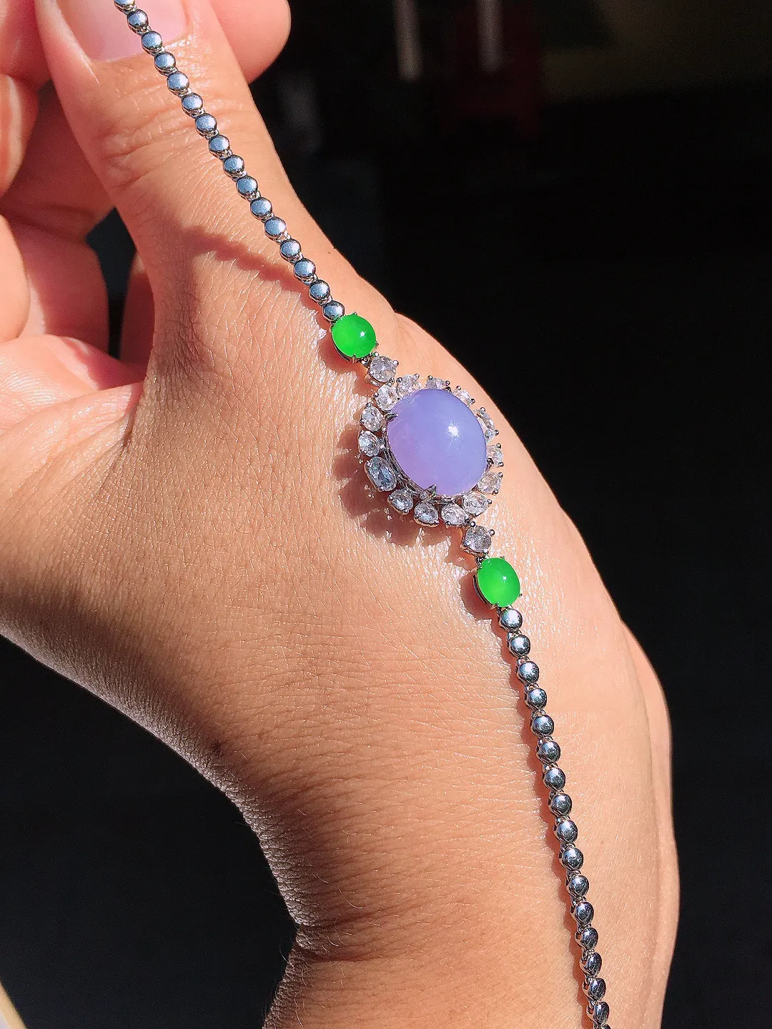 紫罗兰蛋面手链，色泽均匀艳丽，玉质细腻，荧光感超
强，饱满圆润，尽显优雅气质，18k
金豪华镶嵌