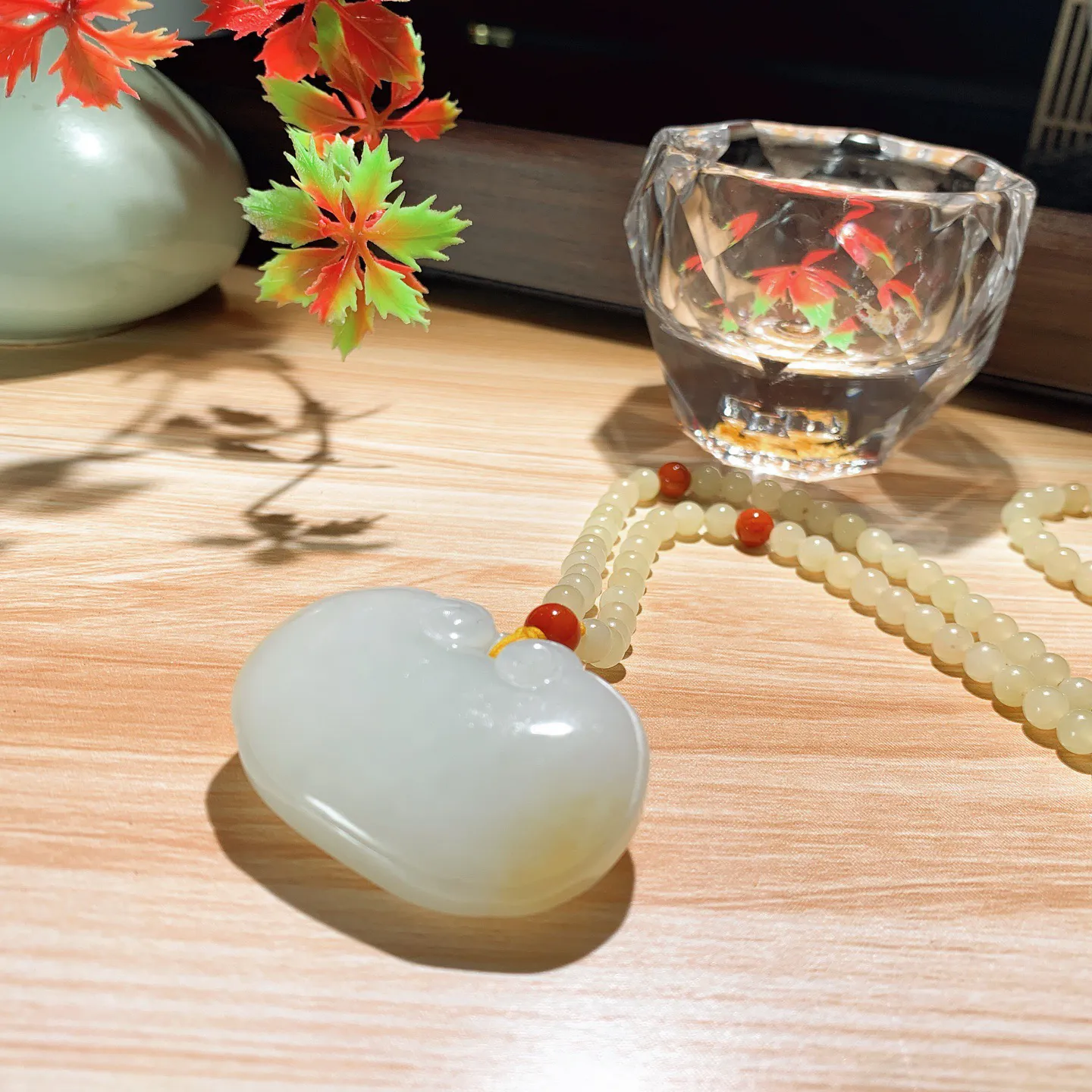 和田玉白玉糖料如意锁挂件。尺寸44/13重52.7克。玉质细腻油润。手推出油。佩戴高端典雅。lt25