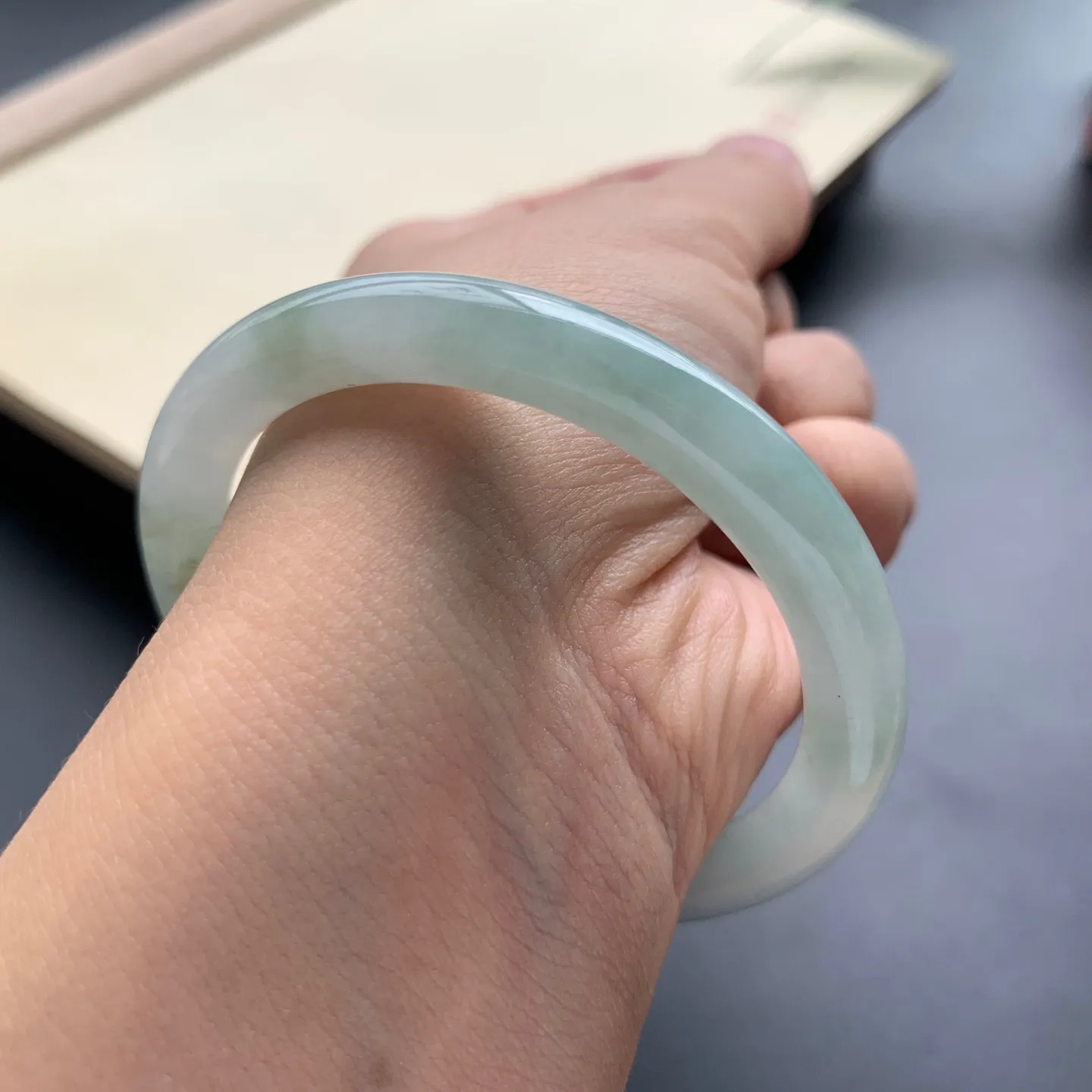 51.3圈口细糯圆条手镯 尺寸：51.3-7.3-7.8，无纹裂，细腻光滑，条形饱满