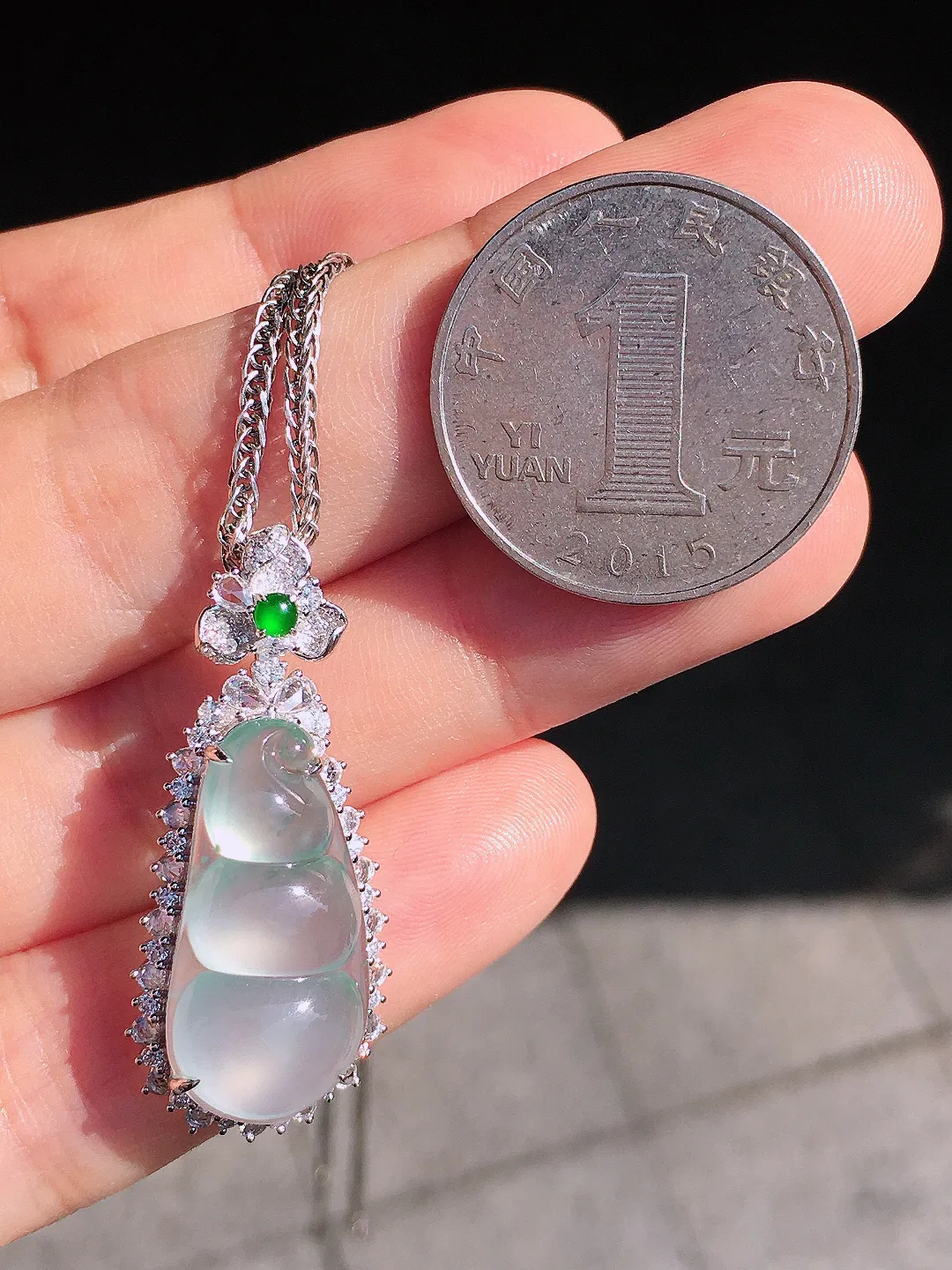 冰种福豆吊坠，玉质细腻，荧光感超
强，饱满圆润，尽显优雅气质，18k
金豪华镶嵌