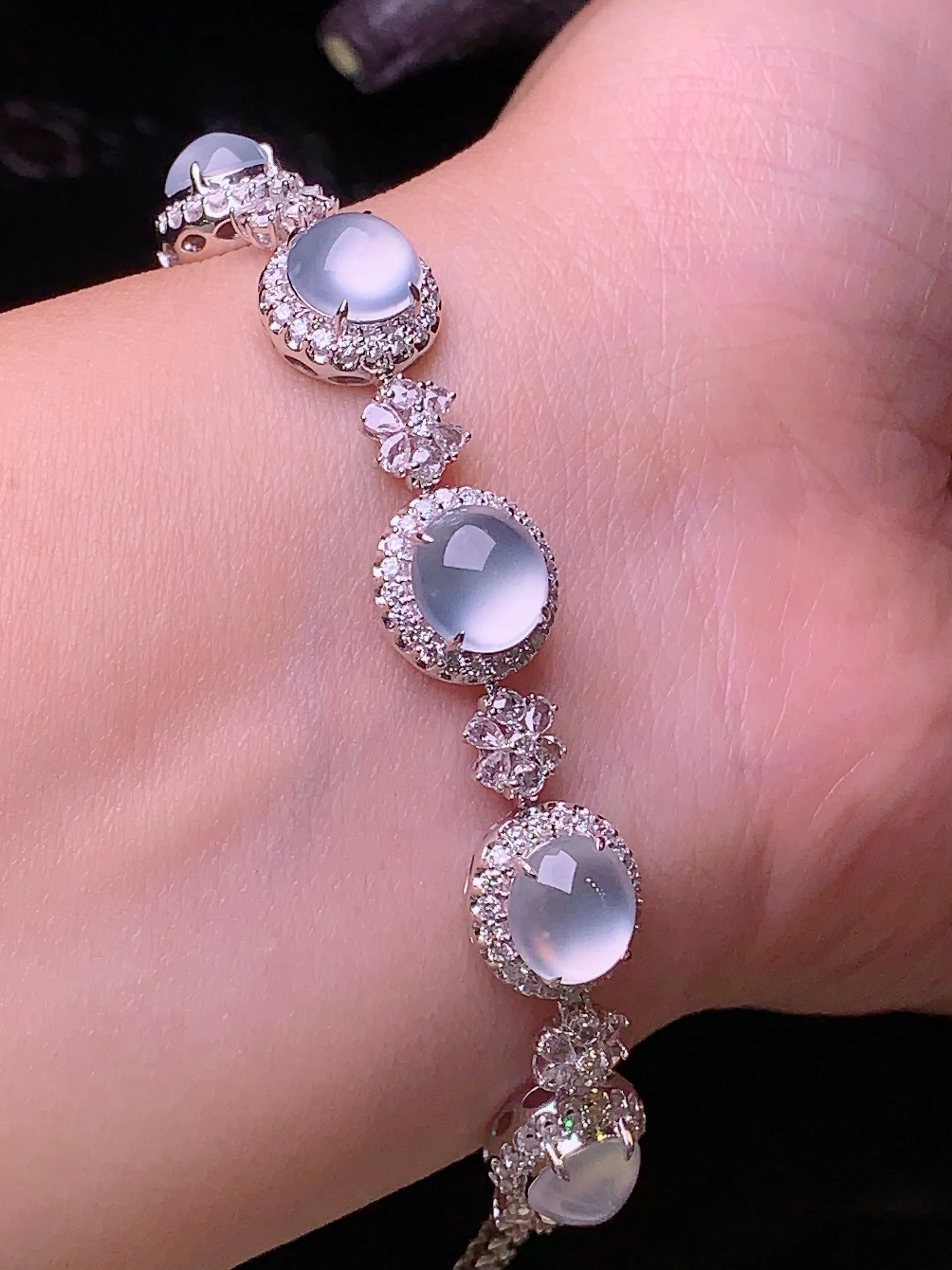 18k金钻镶嵌冰种蛋面手链 玉质细腻 色泽清新艳丽 整体尺寸96.6*11*8.2