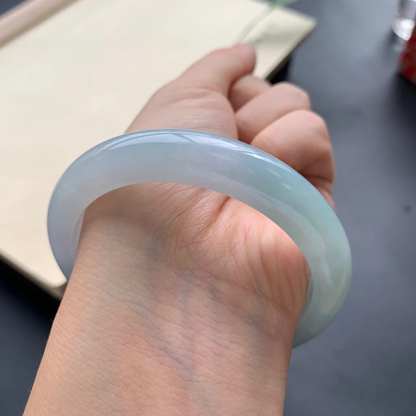 54圈口底色正圈手镯 尺寸：54-11-8，无纹裂，细腻光滑，色泽亮丽