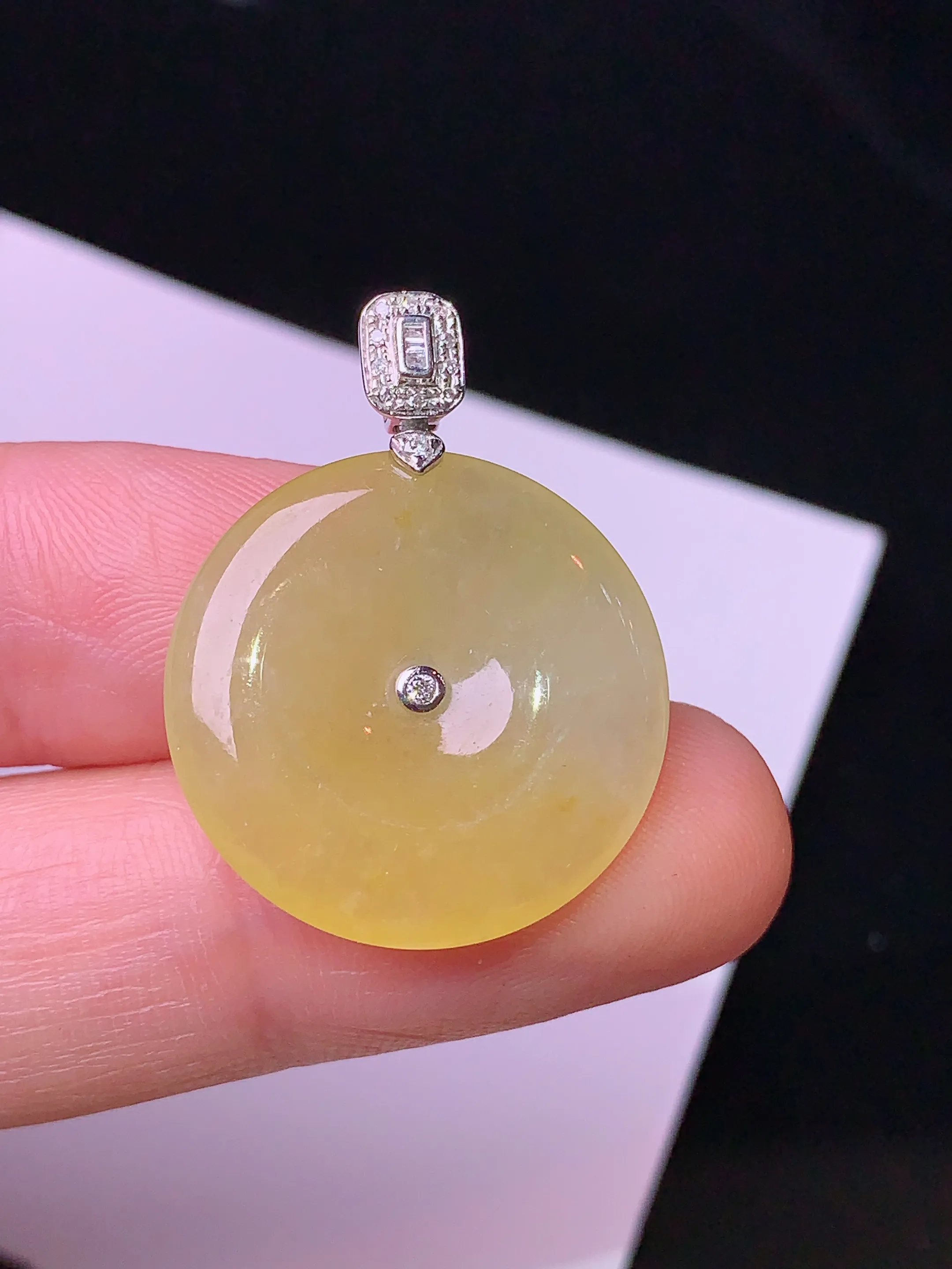 18k金钻镶嵌黄翡平安扣吊坠 玉质细腻 色泽清新艳丽 整体尺寸27.7*21*3.5