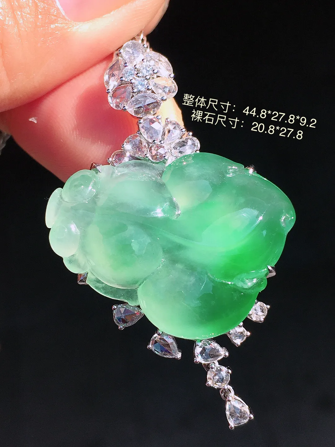 冰绿【年年有余】吊坠，色泽均匀艳丽，玉质细腻，荧光感超
强，饱满圆润，尽显优雅气质，18k
金豪华镶嵌