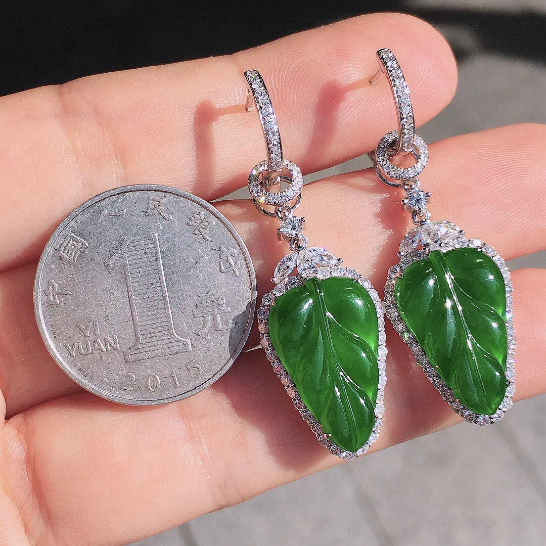 满绿玉叶吊坠/耳坠两用款，色泽均匀艳丽，玉质细腻，荧光感超
强，饱满圆润，尽显优雅气质，18k
金豪华镶嵌
