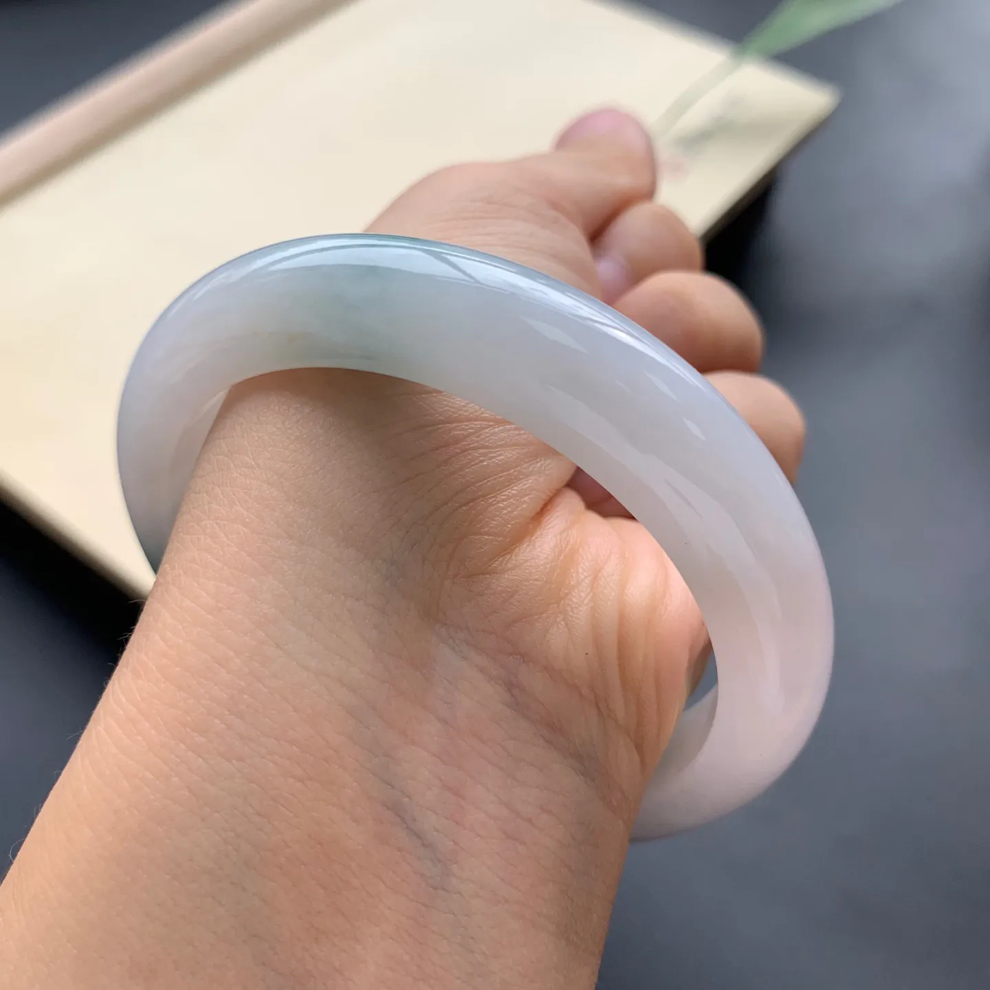 58圈口飘花正圈手镯 尺寸：58-12.2-9，无纹裂，细腻光滑，花色飘逸