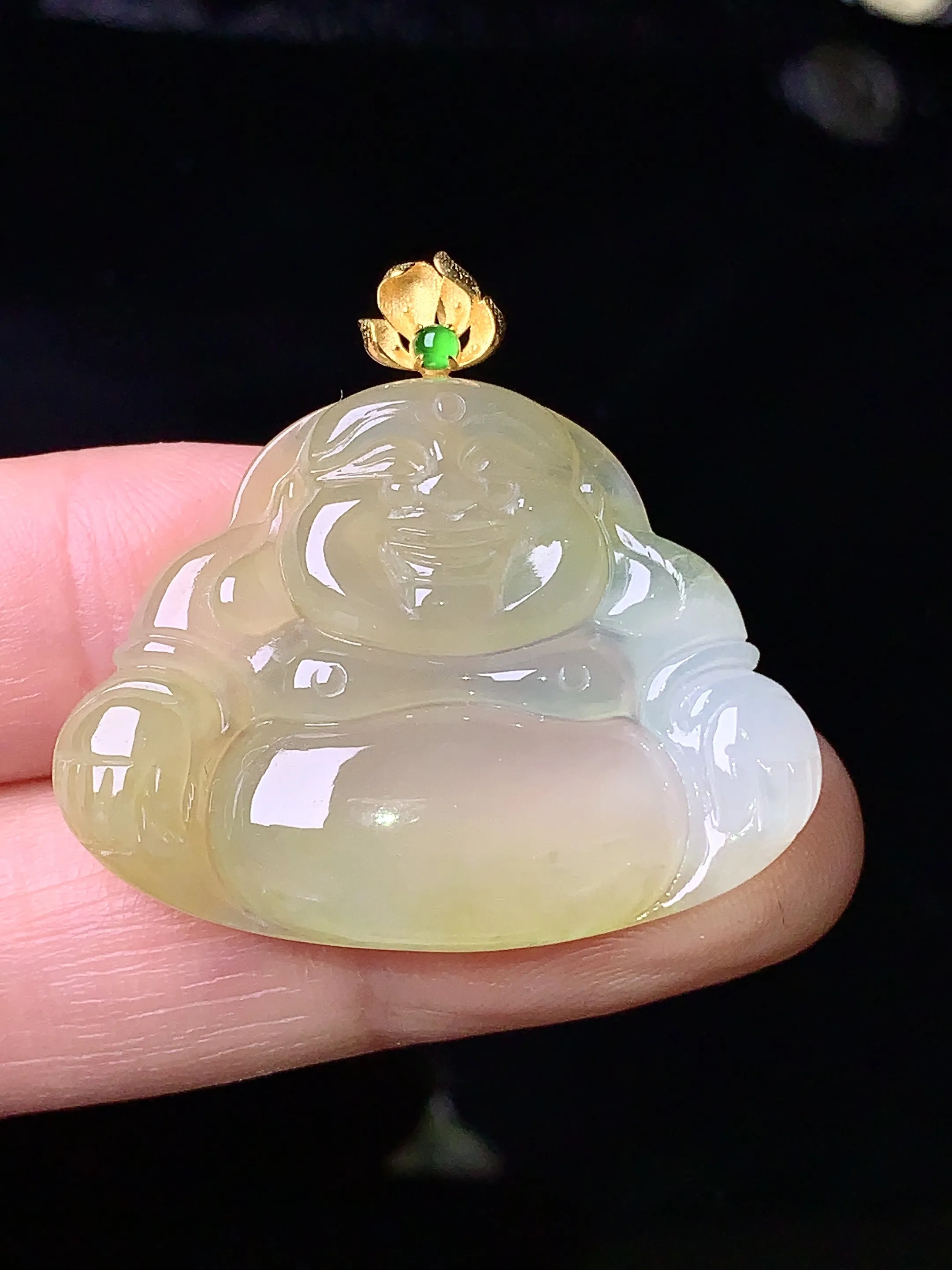 18k金钻镶嵌飘黄翡吊坠 玉质细腻 色泽清新艳丽 整体尺寸31.6*33.6*5