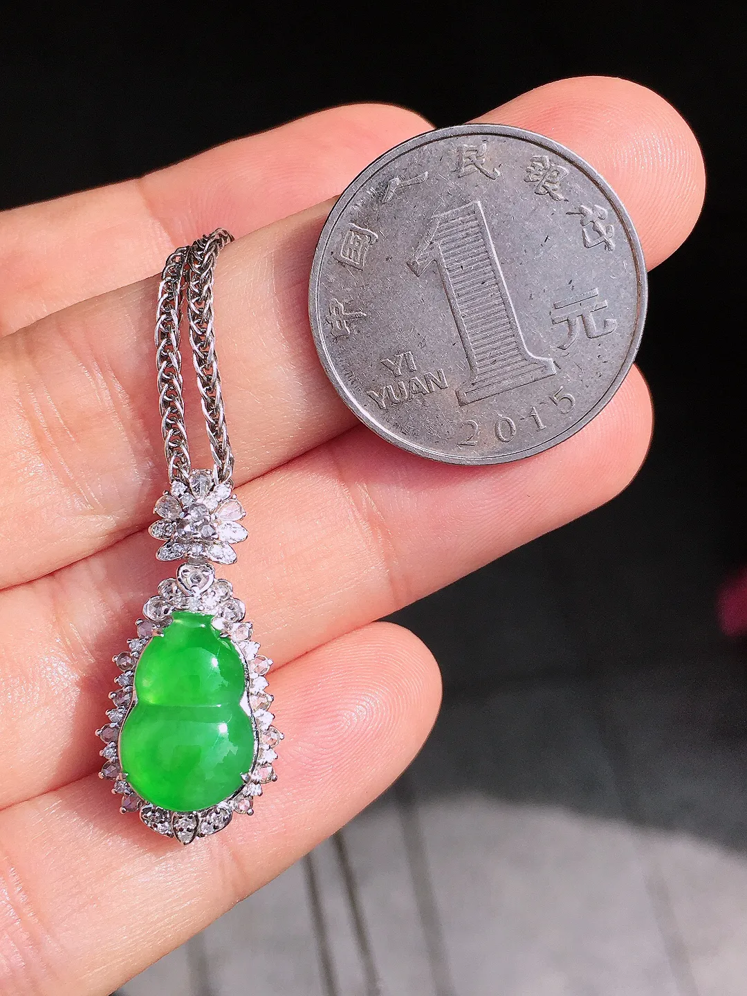 阳绿葫芦吊坠，色泽均匀艳丽，玉质细腻，荧光感超
强，饱满圆润，尽显优雅气质，18k
金豪华镶嵌