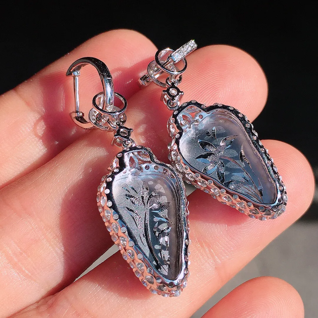 满绿玉叶吊坠/耳坠两用款，色泽均匀艳丽，玉质细腻，荧光感超
强，饱满圆润，尽显优雅气质，18k
金豪华镶嵌