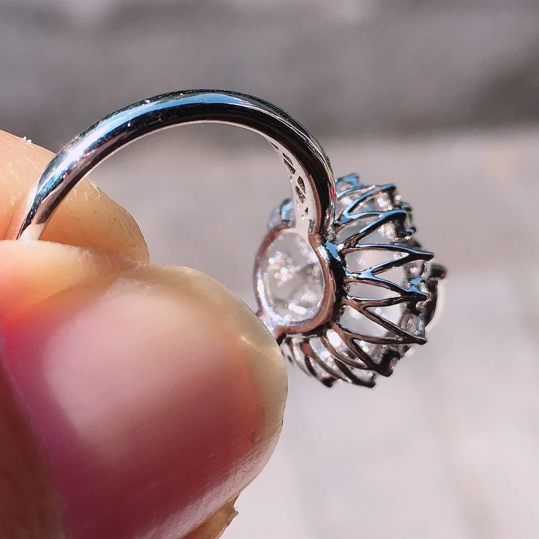 玻璃种蛋面戒指，玉质细腻，荧光感超
强，饱满圆润，尽显优雅气质，18k
金豪华镶嵌