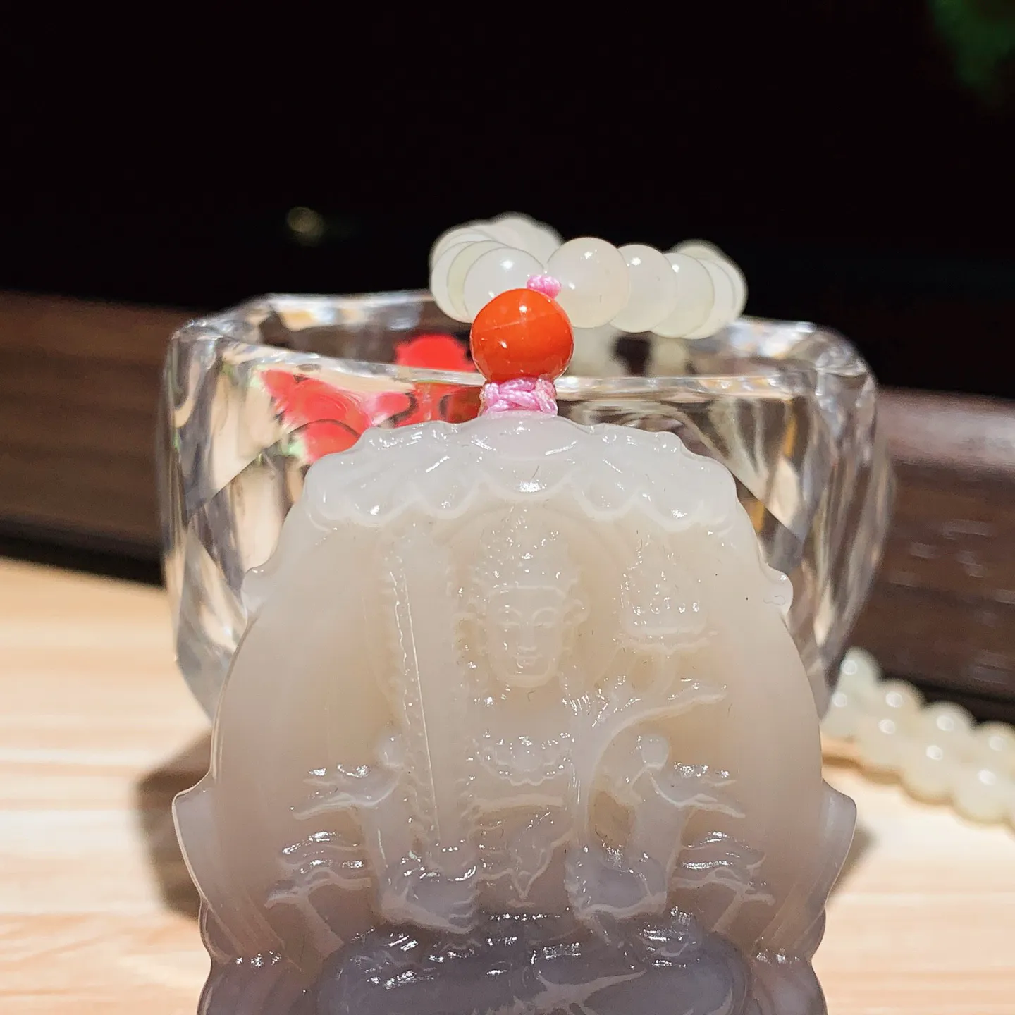 和田玉藕粉加紫罗兰虚空藏菩萨牌子挂件。尺寸49/42/10重73克。玉质细腻油润。手推出油。佩戴高端典雅。lt251114