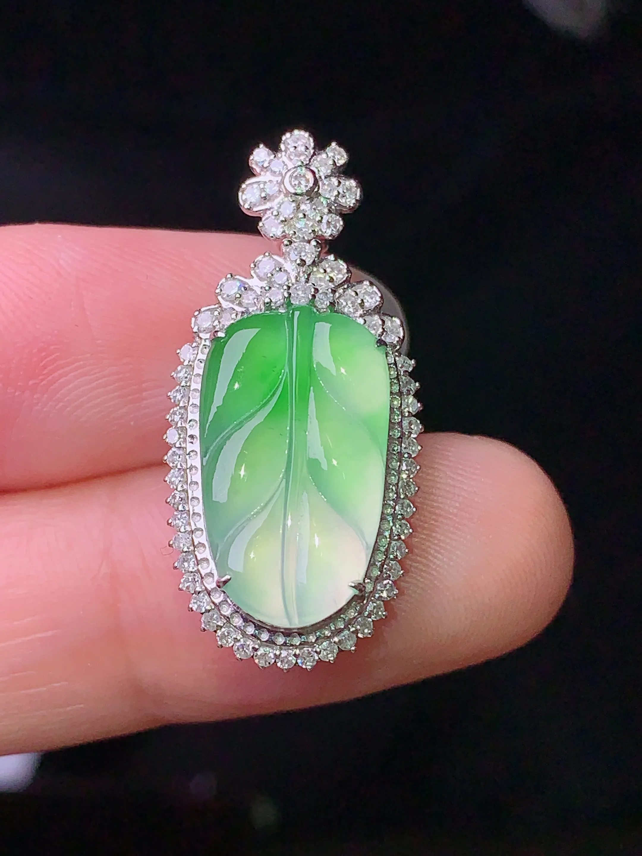 18k金钻镶嵌飘绿树叶吊坠 玉质细腻 色泽清新艳丽 整体尺寸28.5*13.2*7