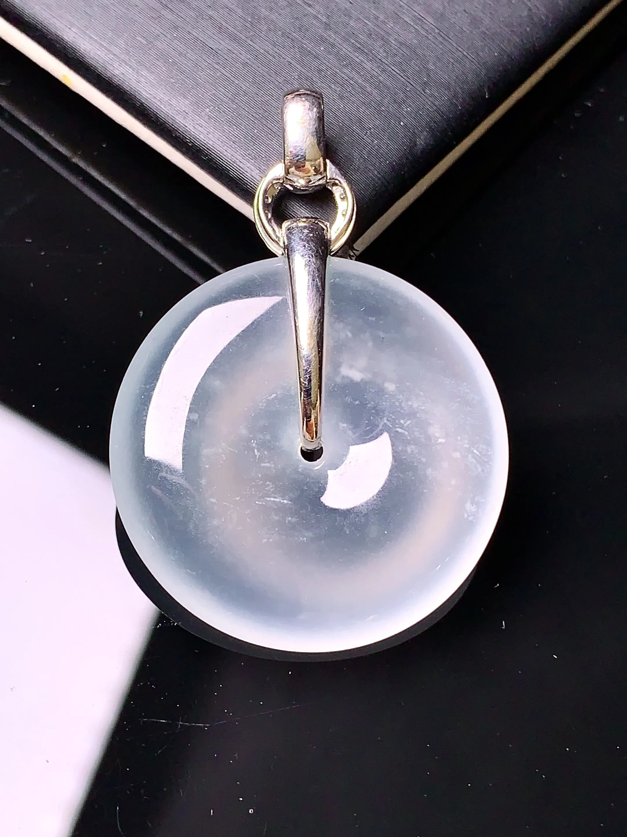 18k金钻镶嵌冰种平安扣吊坠 玉质细腻 色泽清新艳丽 整体尺寸38.6*27*4.8