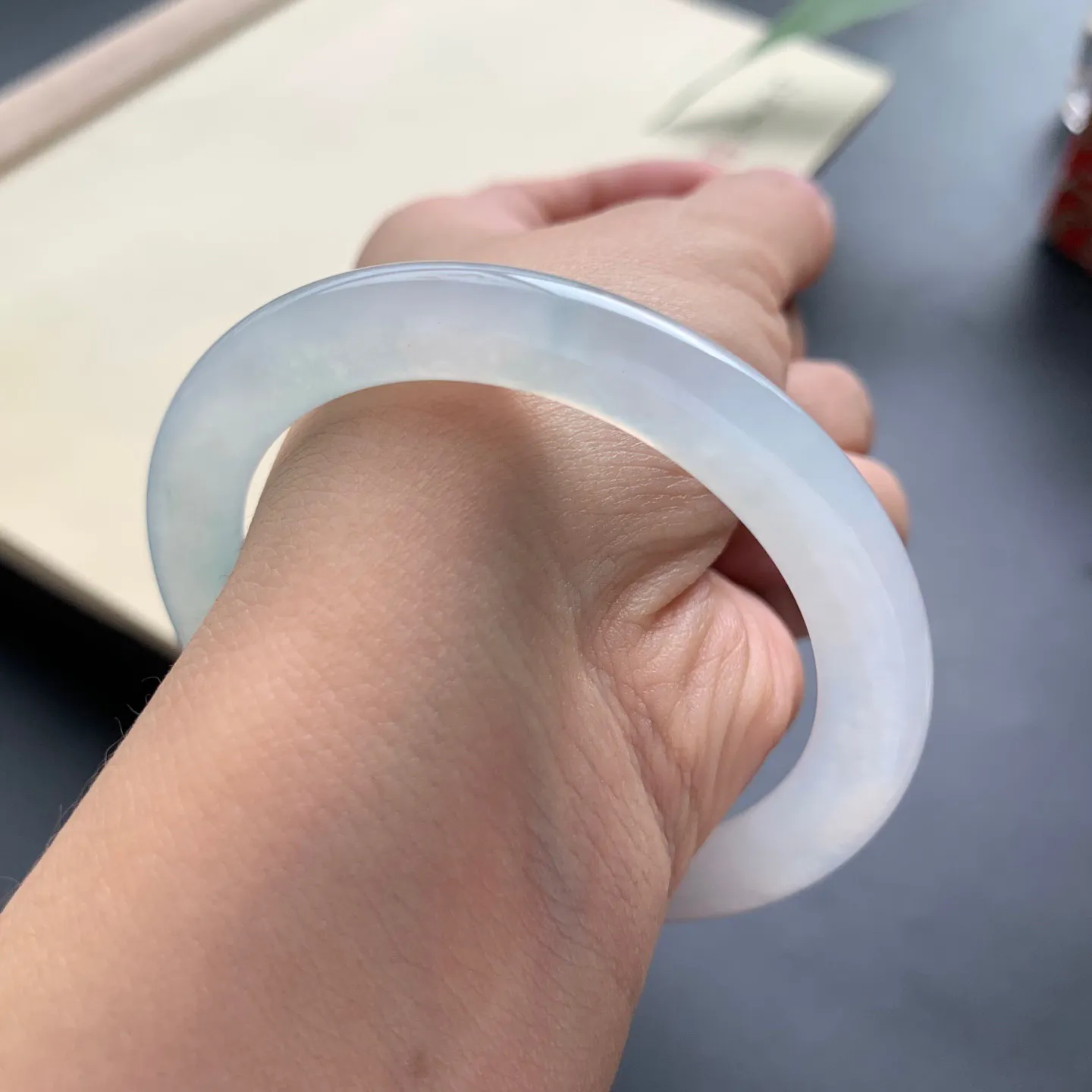 51.8圈口冰种圆条手镯 尺寸：51.8-6-8.5，无纹裂，水润透亮，胶感十足