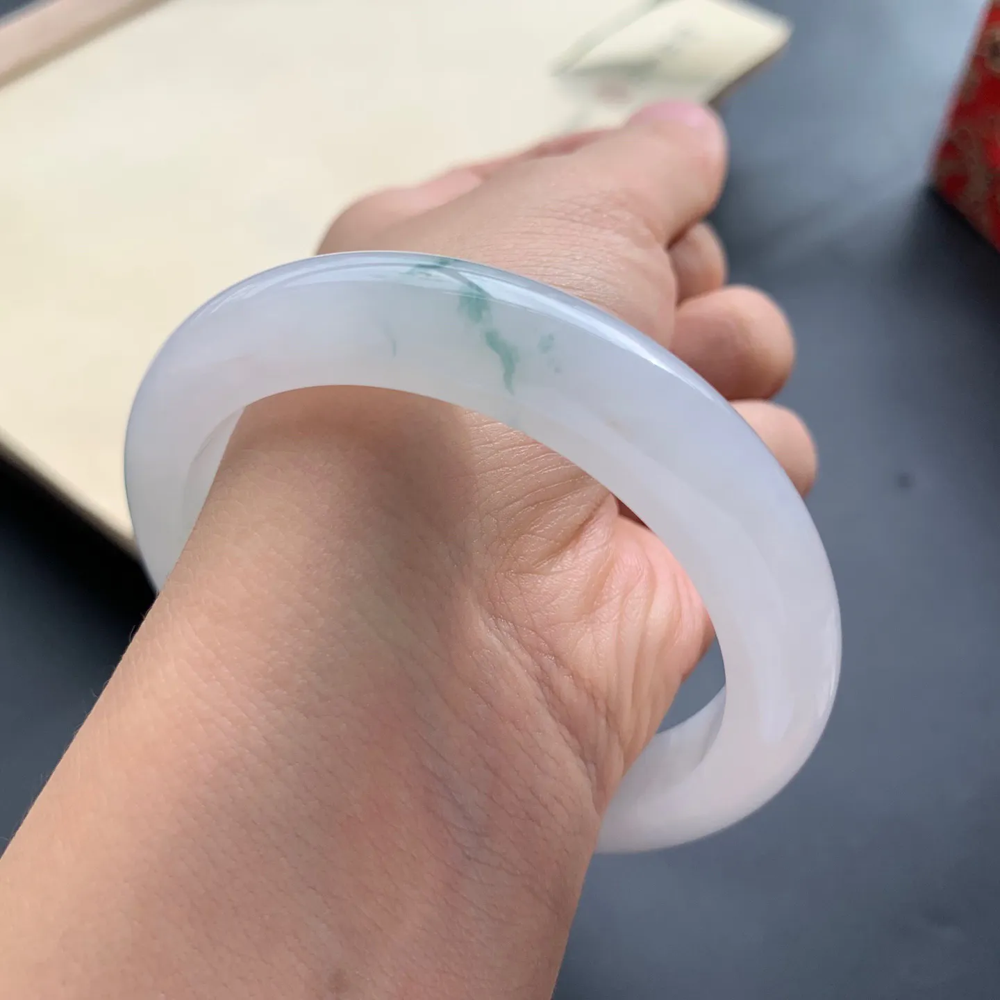 54.5圈口飘花正圈手镯 尺寸：54.5-11.8-8.5，细腻釉洁，花色飘逸