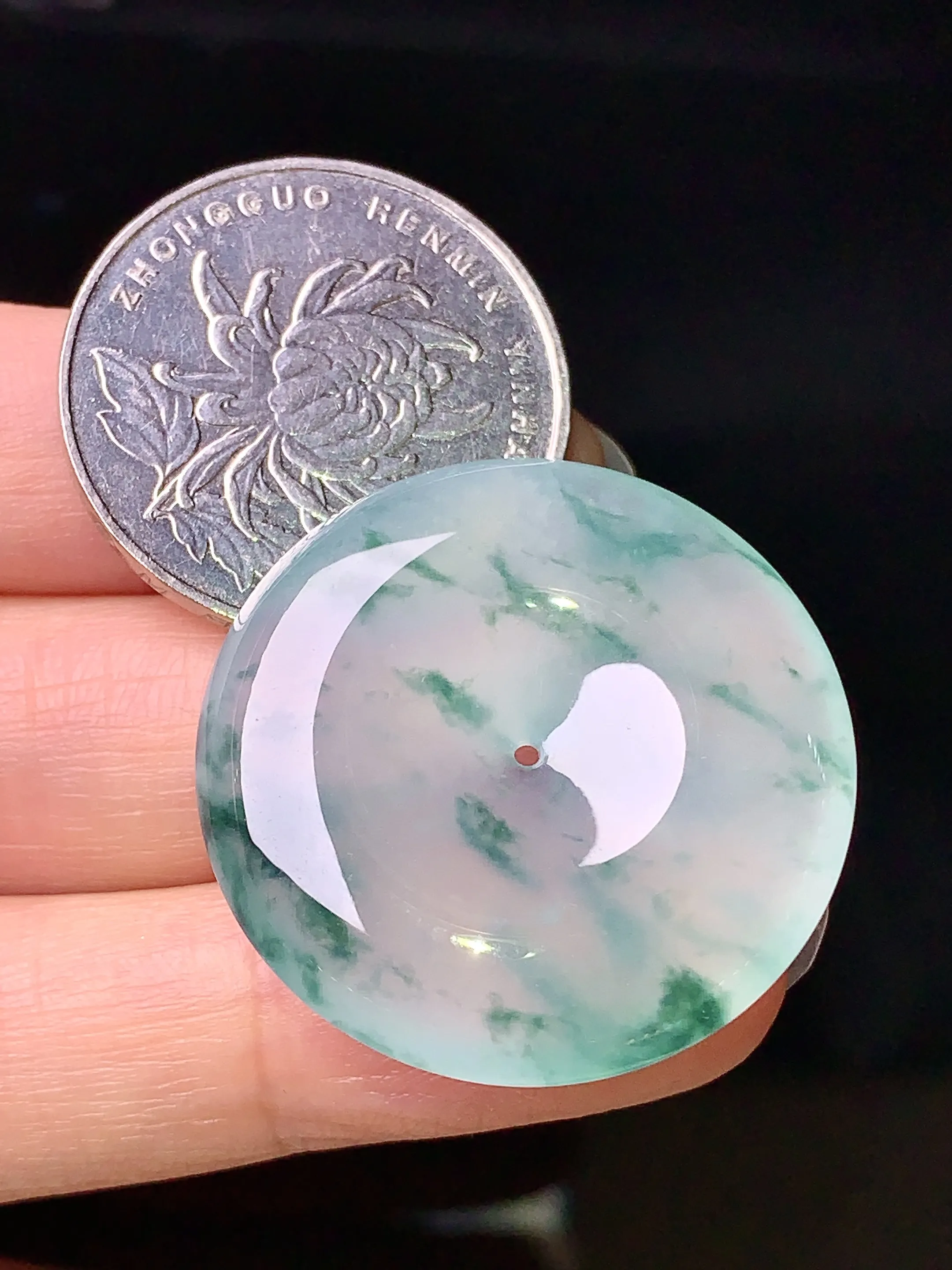 冰种平安扣吊坠 玉质细腻 色泽清新艳丽 整体尺寸29.6*6