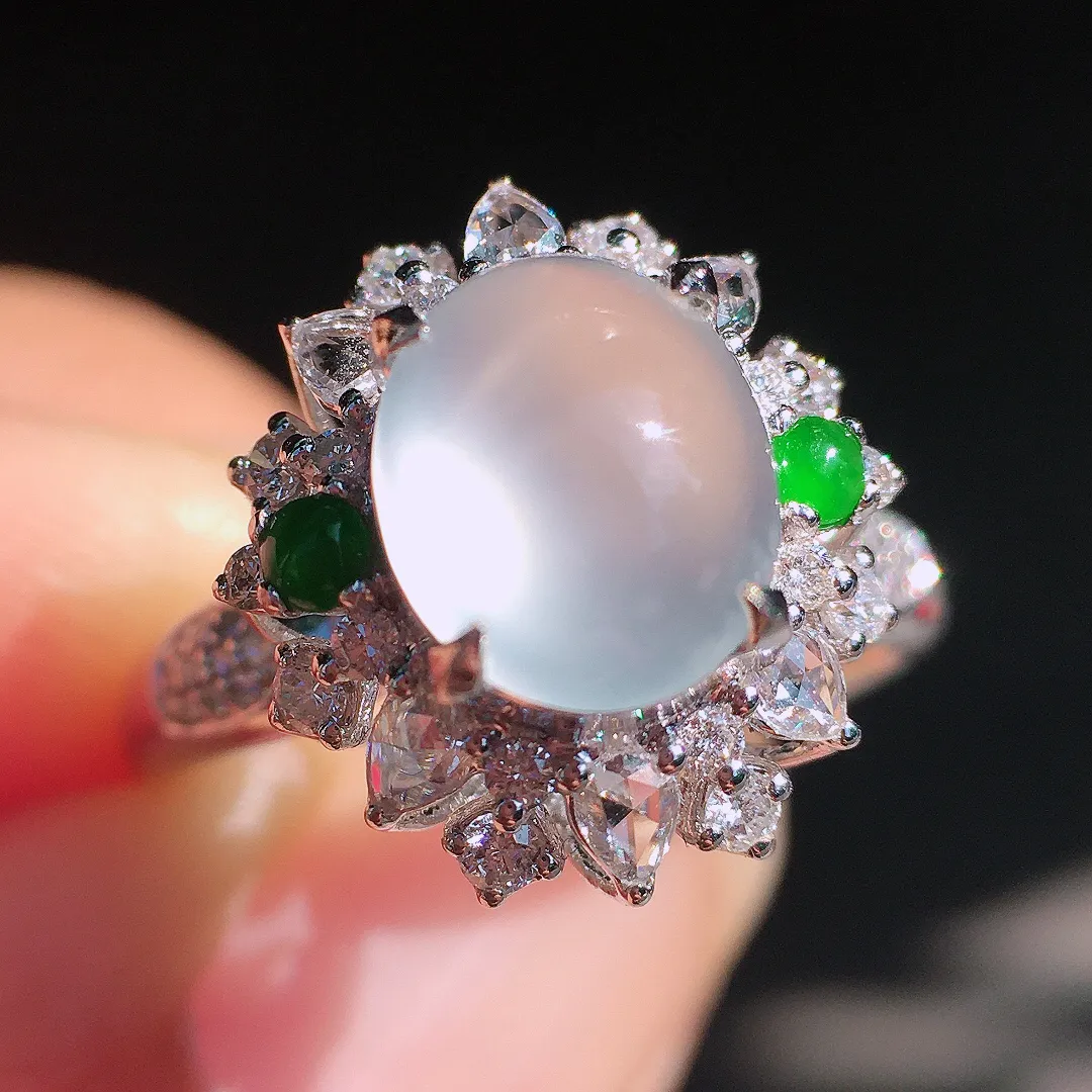 玻璃种蛋面戒指，玉质细腻，荧光感超
强，饱满圆润，尽显优雅气质，18k
金豪华镶嵌