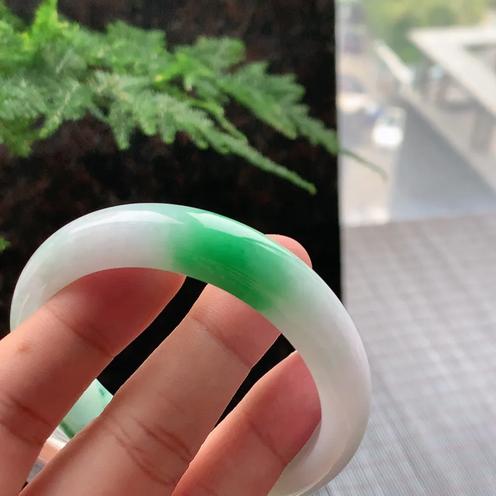 正圈冰糯阳绿 无瑕 尺寸:54.4/12.2/7.4 色好🥰🥰