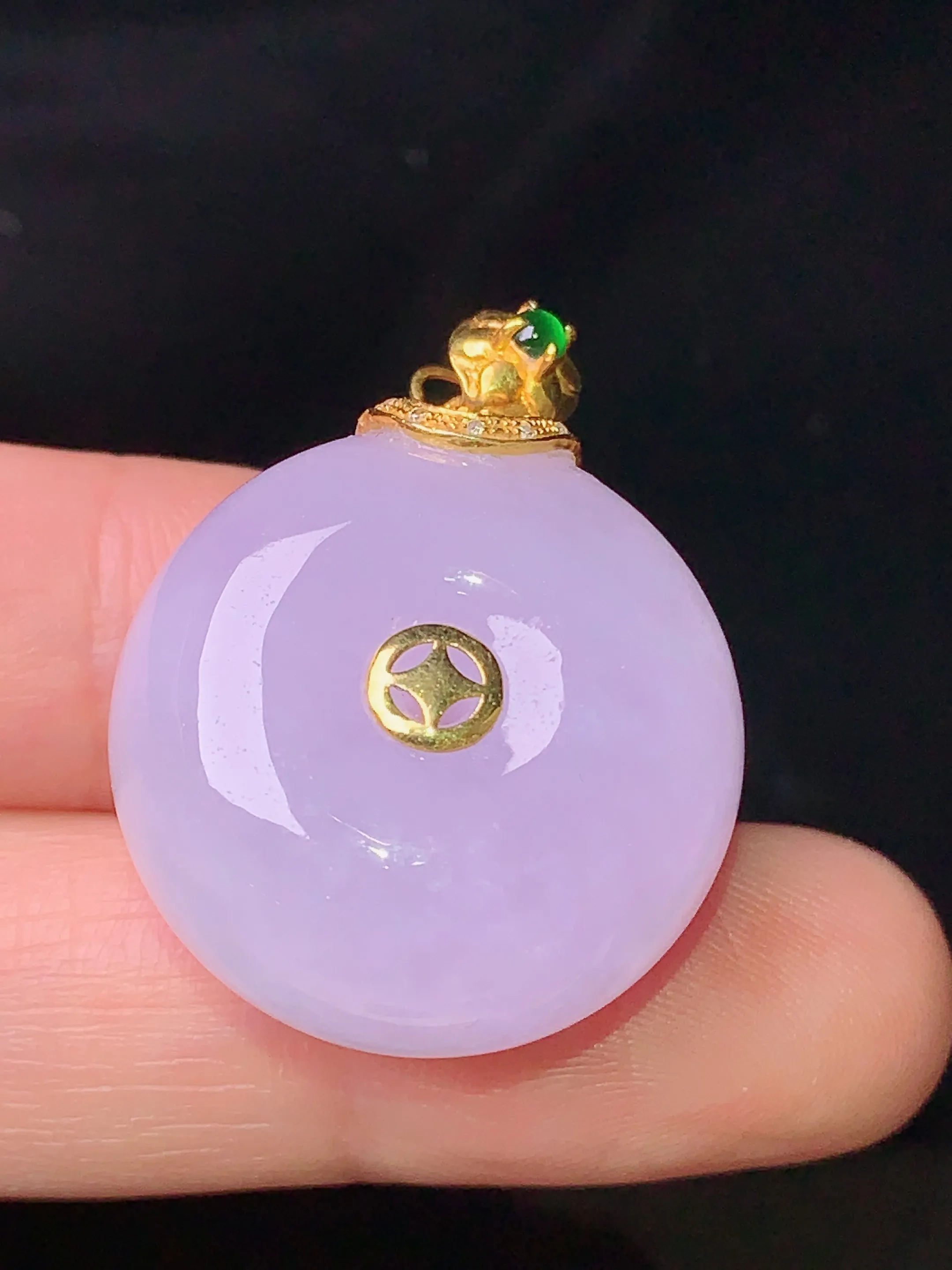 18k金钻镶嵌紫罗兰平安扣吊坠 玉质细腻 色泽清新艳丽 整体尺寸29*23*13.6