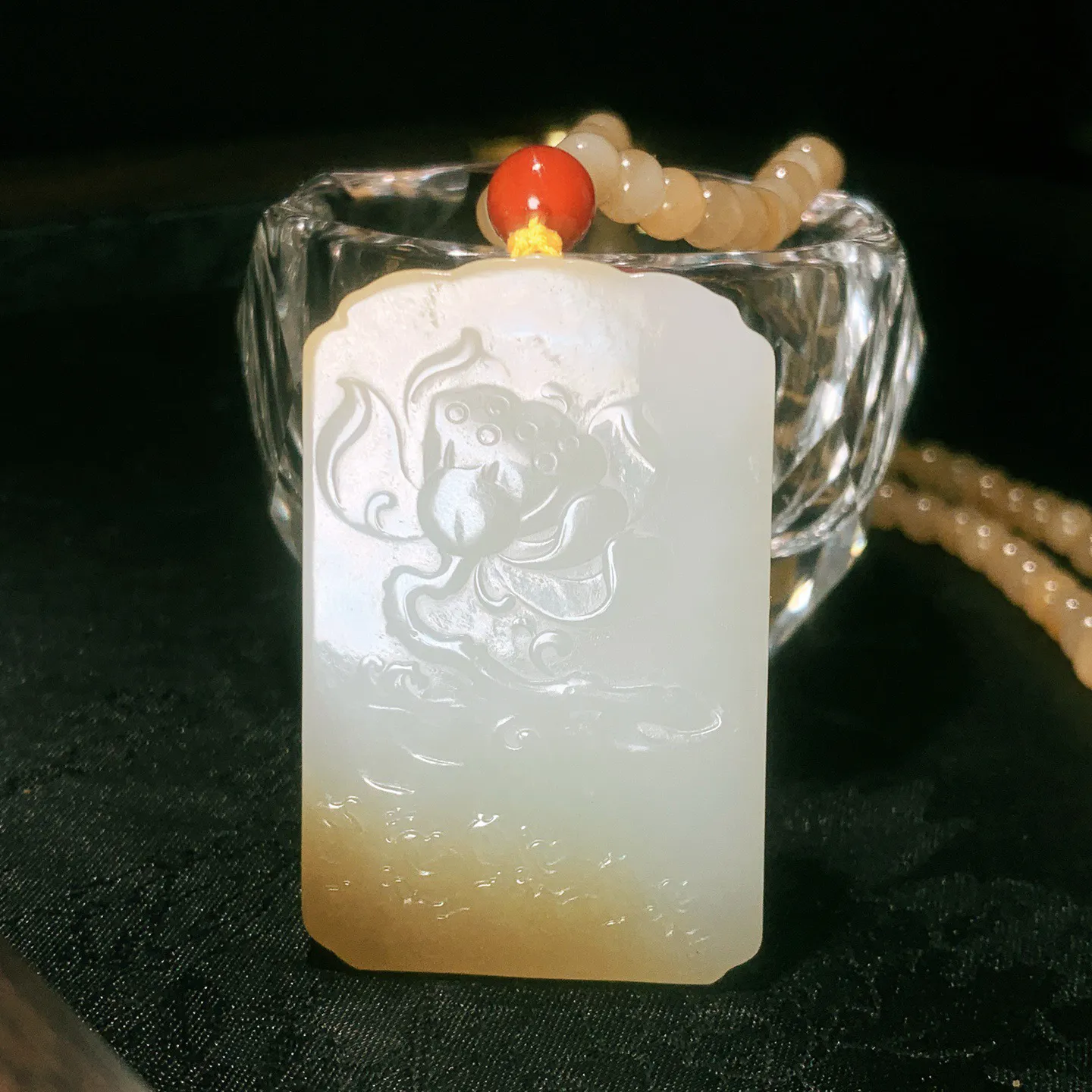 新疆和田玉且末糖坐莲观音牌子挂件。静瓶观音。尺寸53/34/10重77克。玉质细腻油润。手推出油。佩戴高端典雅。lt251114