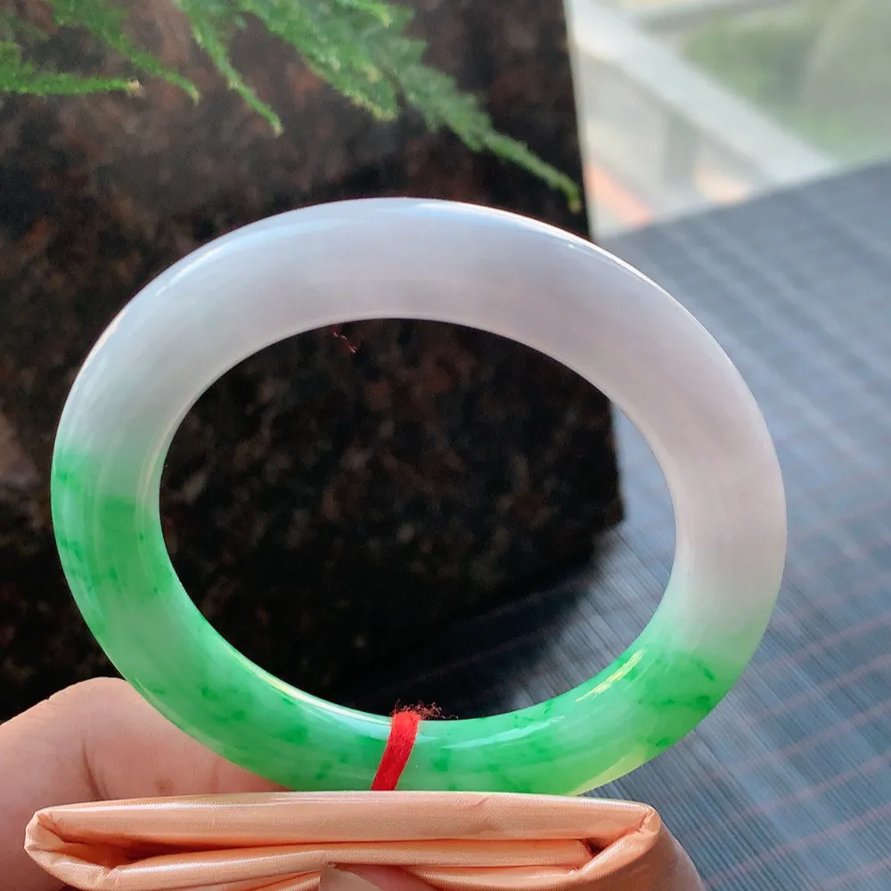 圆条一大节阳绿 无瑕 尺寸:56.5/11.1 色好