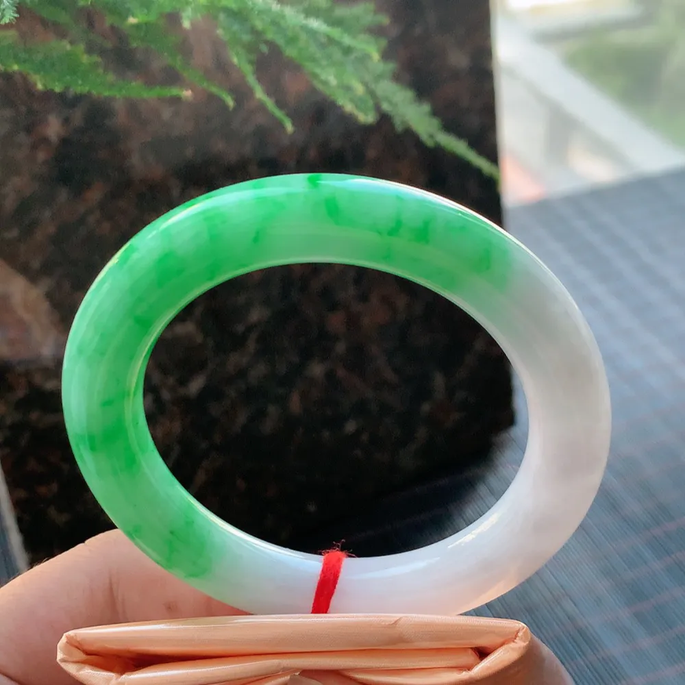 圆条一大节阳绿 无瑕 尺寸:56.5/11.1 色好