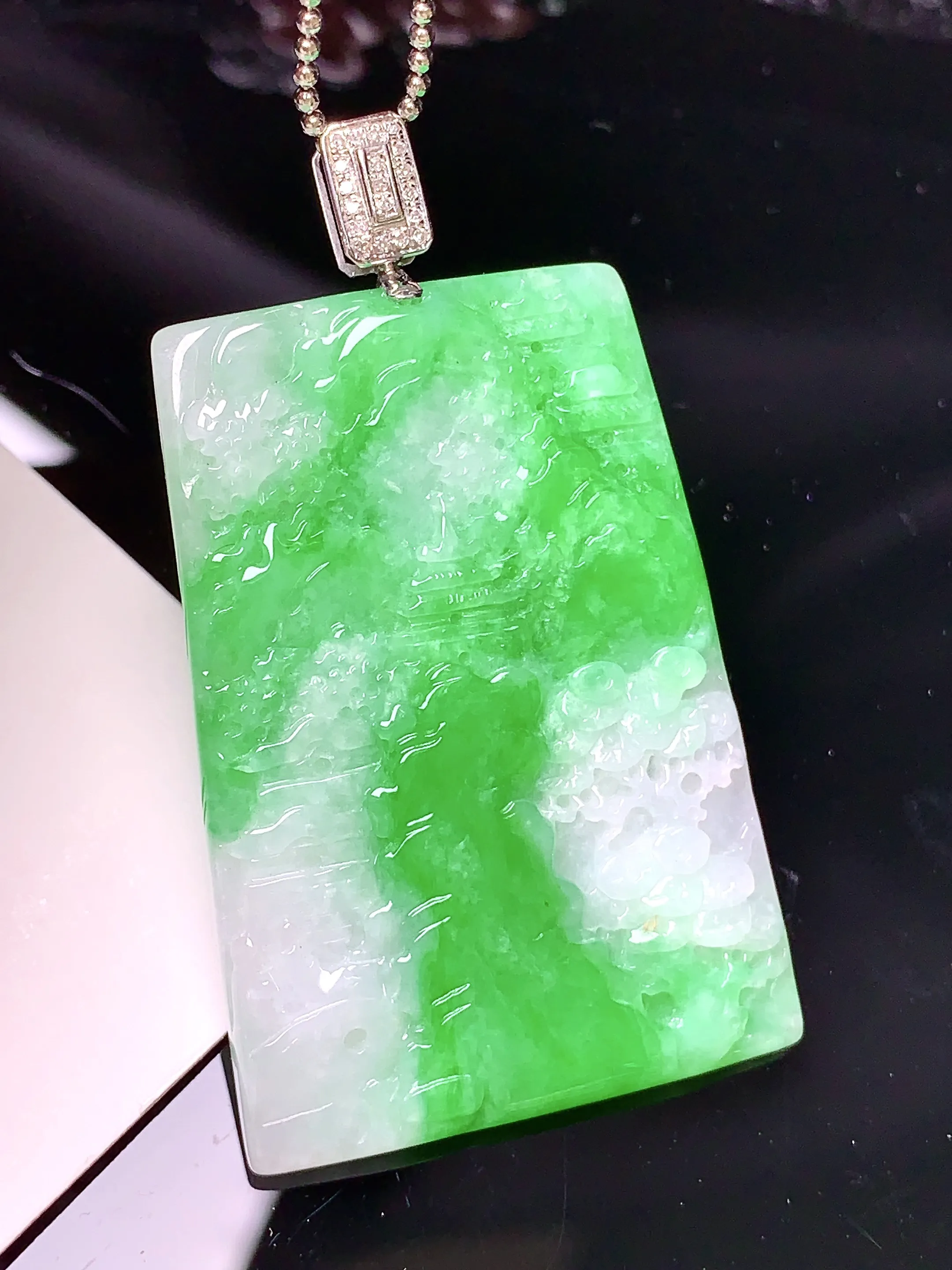 18k金钻镶嵌翠绿山水牌吊坠 玉质细腻 色泽清新艳丽 整体尺寸48.5*28.5*3.6