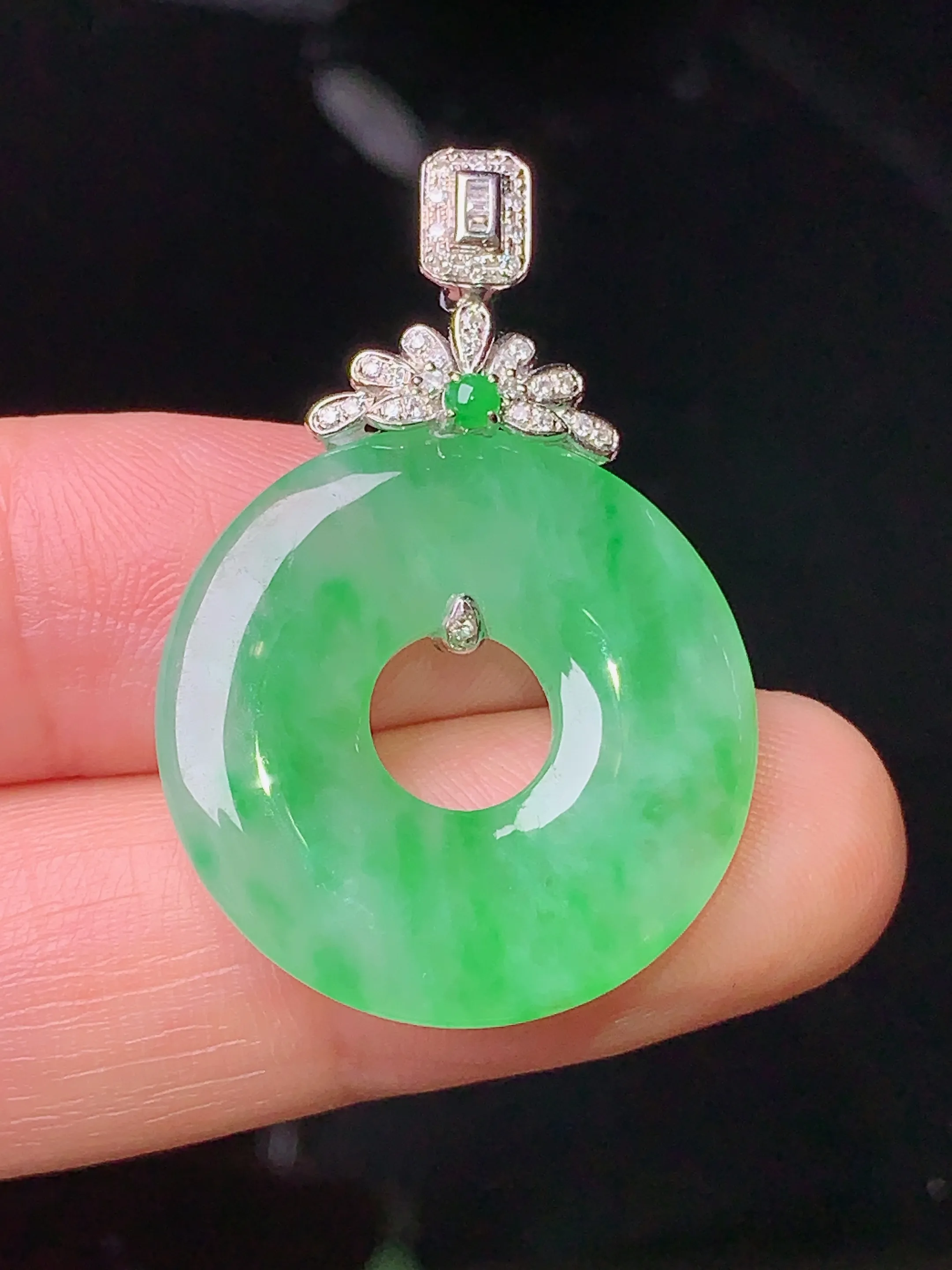 18k金钻镶嵌翠绿平安环吊坠 玉质细腻 色泽清新艳丽 整体尺寸34*23.3*3.7