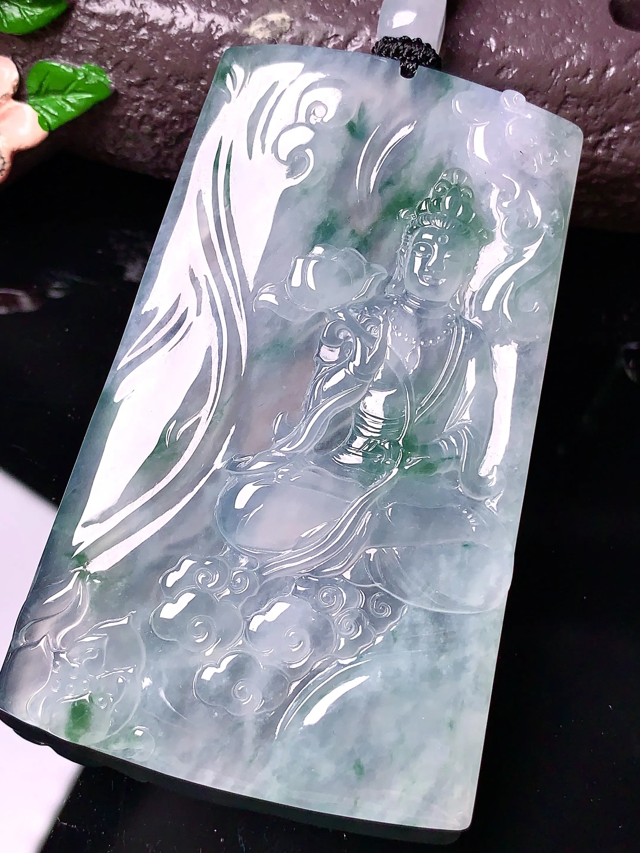 冰种飘绿观音吊坠 玉质细腻 色泽清新艳丽 整体尺寸68.8*43.2*5.2