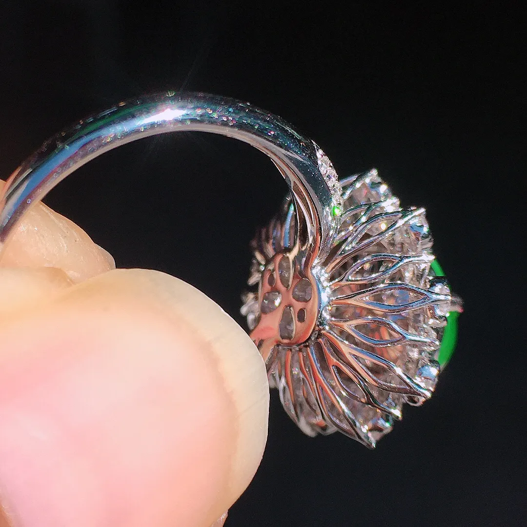 阳绿蛋面戒指，色泽均匀艳丽，玉质细腻，荧光感超
强，饱满圆润，尽显优雅气质，18k
金豪华镶嵌