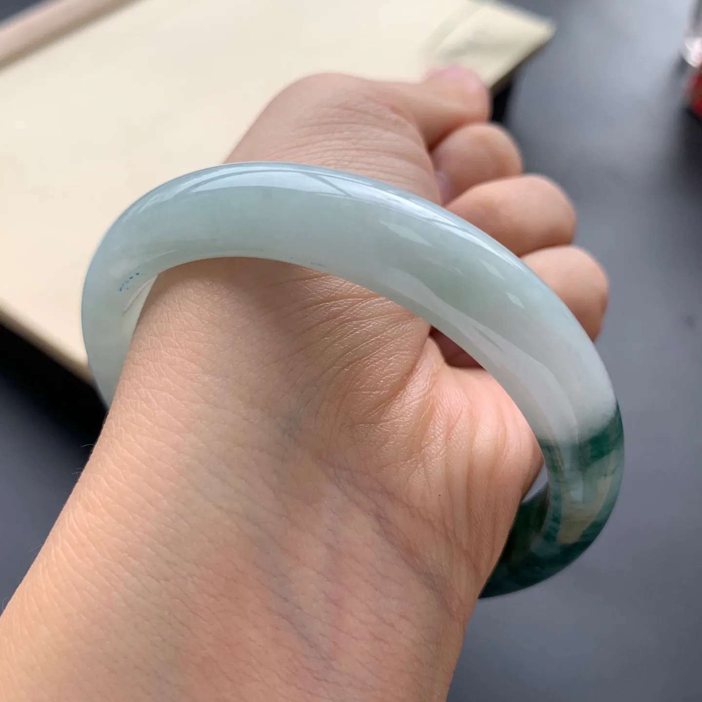 58圈口飘花正圈手镯 尺寸：58-12-7.5，无纹裂，细腻光滑，花色浓郁