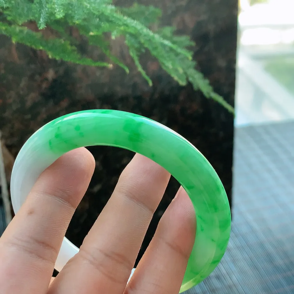 圆条一大节阳绿 无瑕 尺寸:56.5/11.1 色好