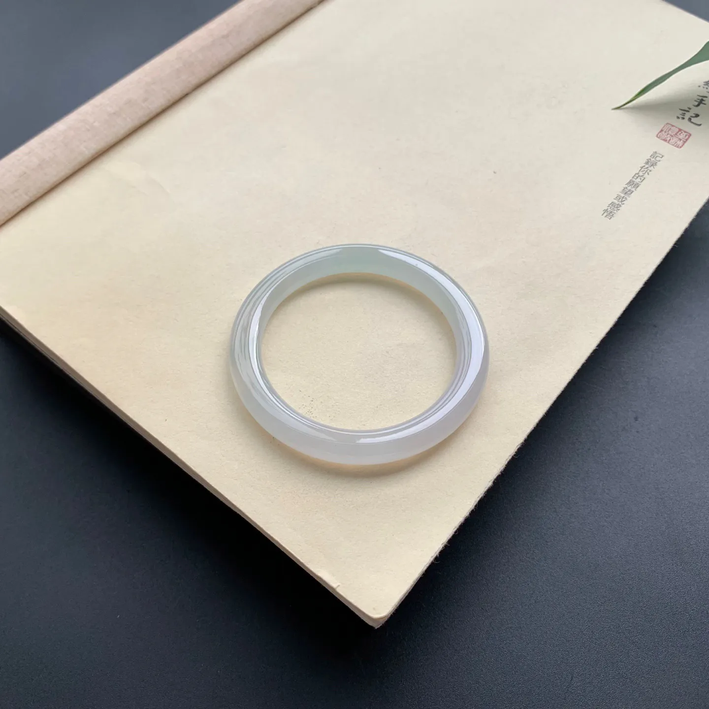 51.8圈口冰种圆条手镯 尺寸：51.8-6-8.5，无纹裂，水润透亮，胶感十足