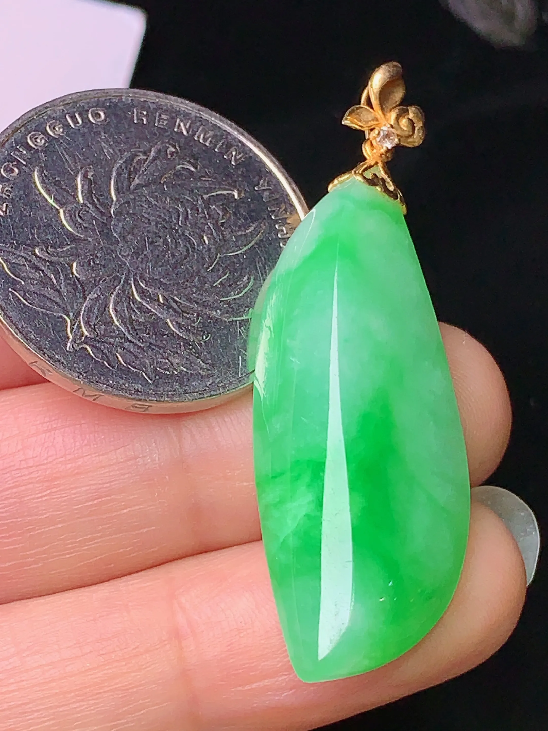 18k金镶嵌翠绿随形吊坠 玉质细腻 色泽清新艳丽 整体尺寸43.8*14.5*7.6