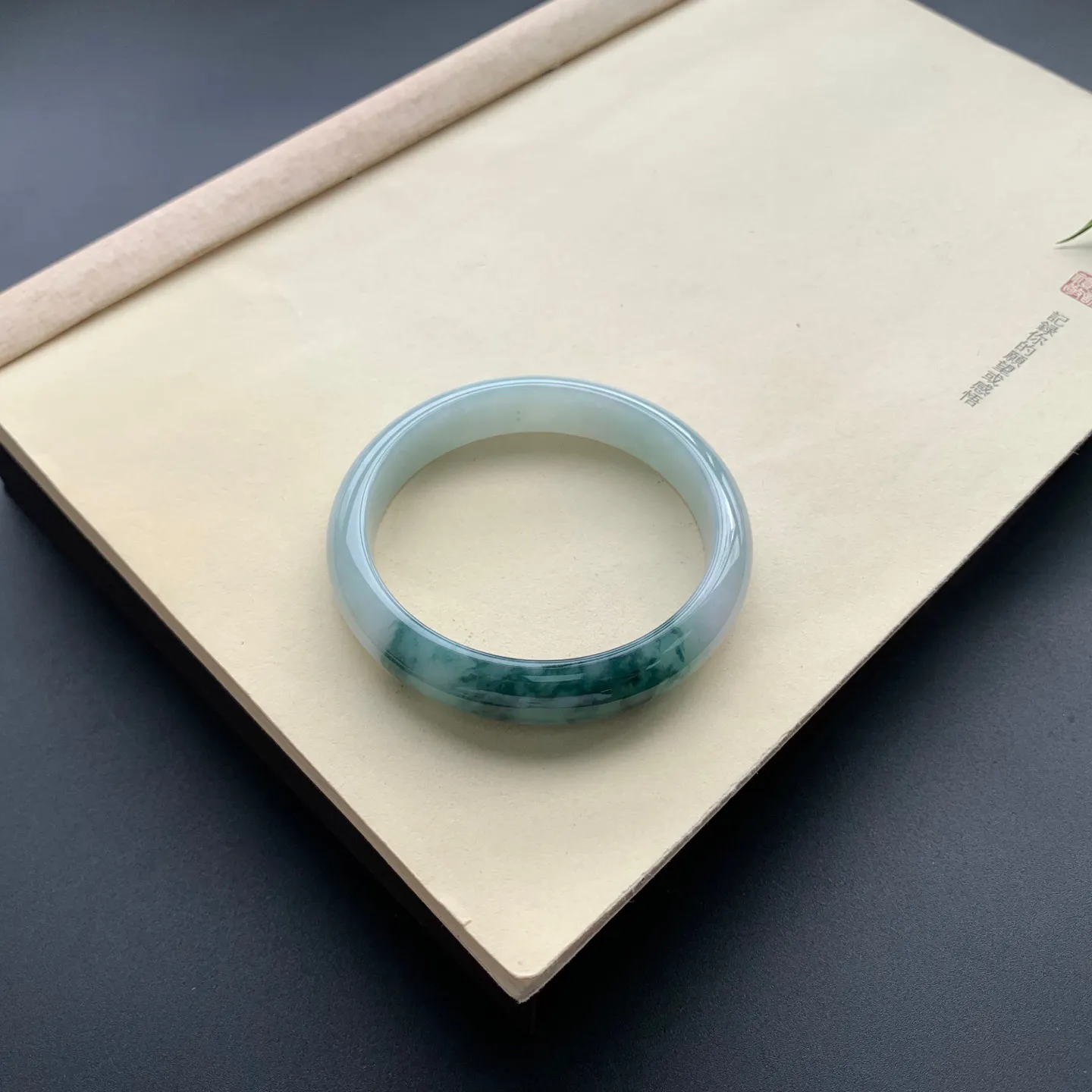 58圈口飘花正圈手镯 尺寸：58-12-7.5，无纹裂，细腻光滑，花色浓郁