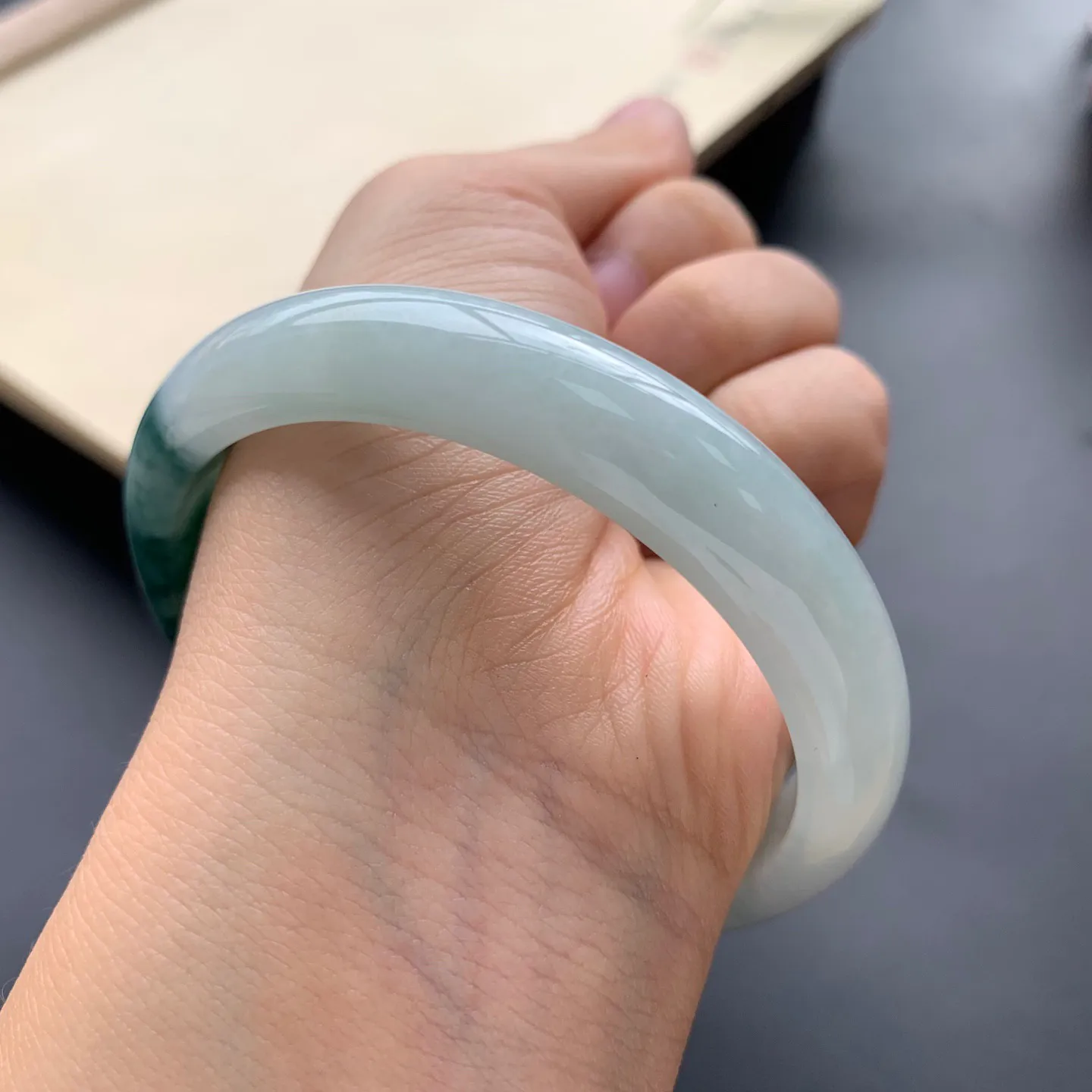 58圈口飘花正圈手镯 尺寸：58-12-7.5，无纹裂，细腻光滑，花色浓郁