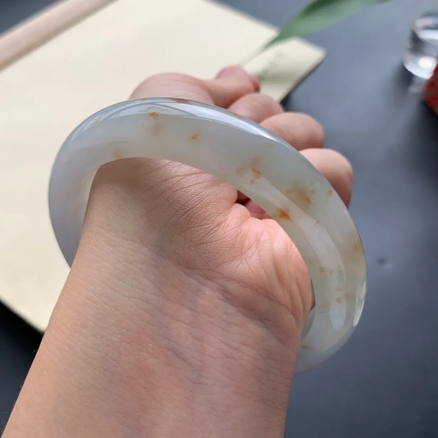 58.2圈囗飘黄翡正圈手镯 尺寸：58.2-12-8.8，无纹裂，细腻光滑，色泽亮丽