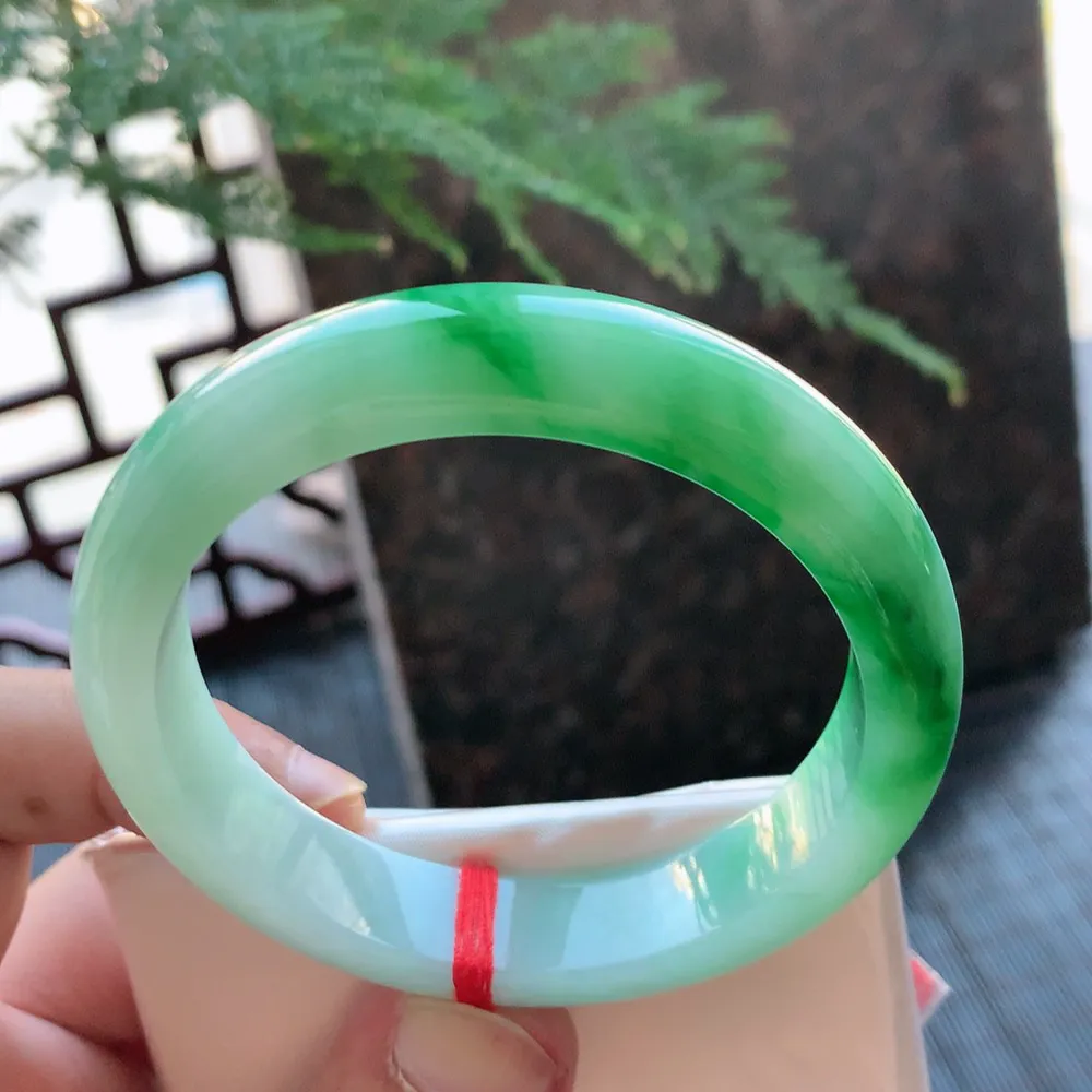 正圈冰糯翠绿 无瑕 尺寸:55.5/12.2/7.7 色好