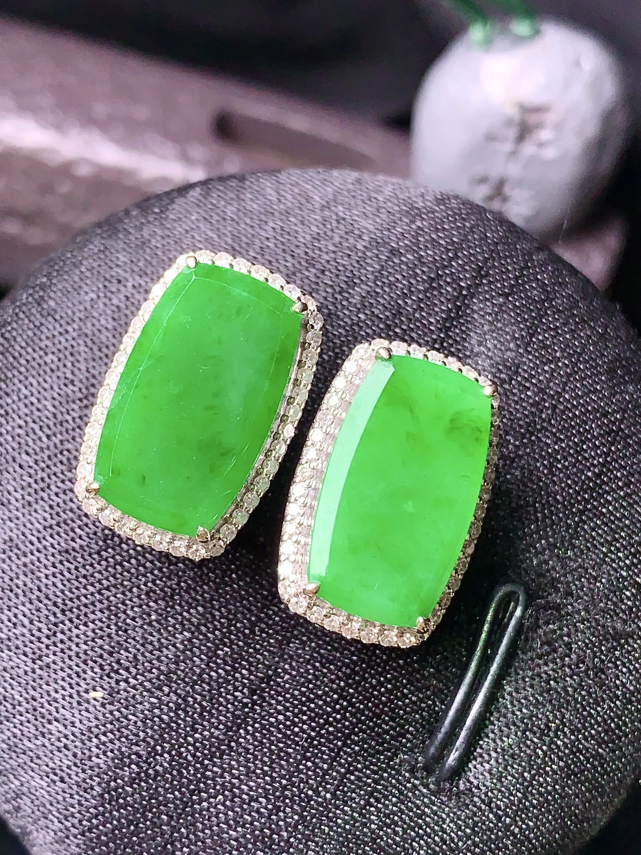 18k金钻镶嵌翠绿无事牌耳钉 玉质细腻 色泽清新艳丽 整体尺寸17.3*11.2*3.8