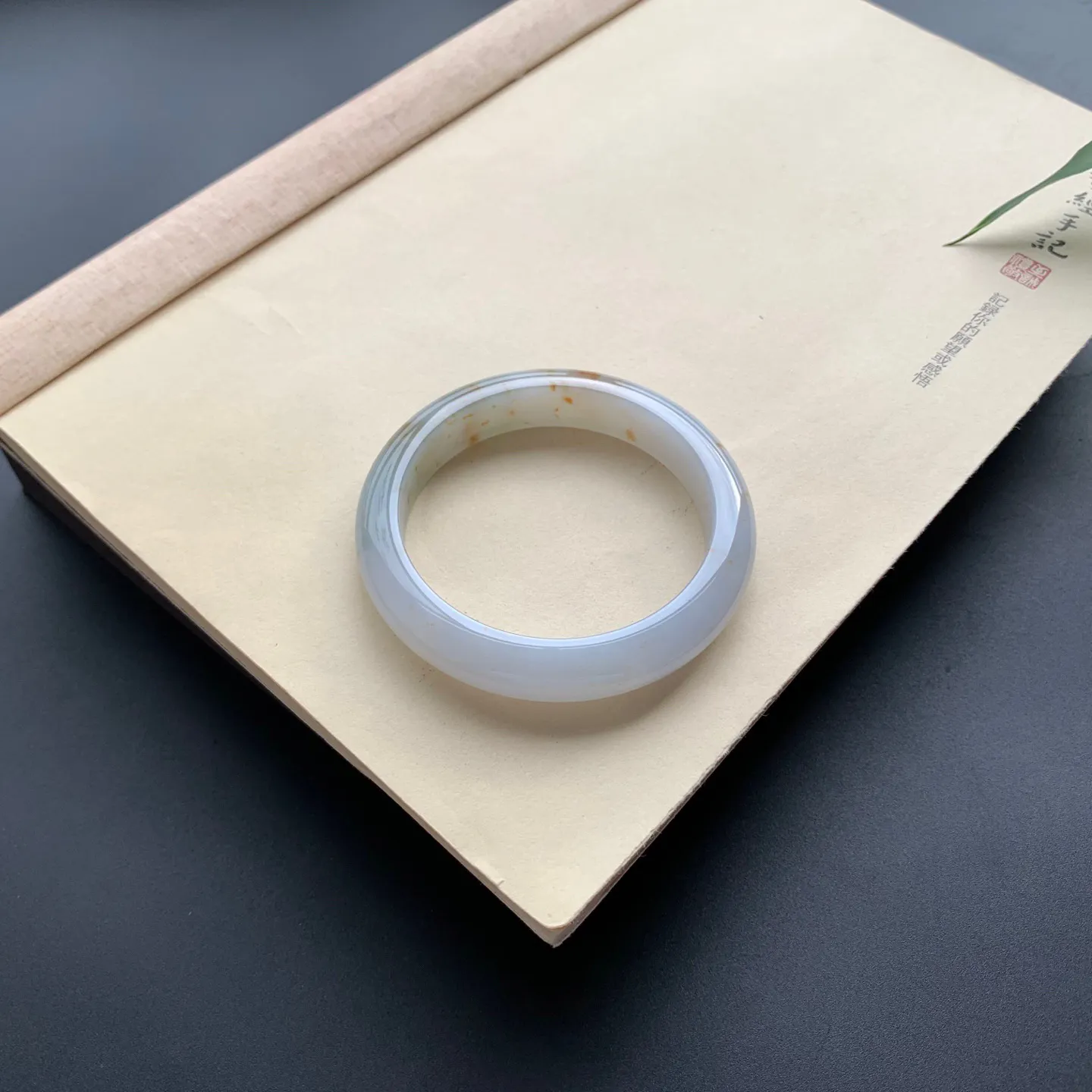 58.2圈囗飘黄翡正圈手镯 尺寸：58.2-12-8.8，无纹裂，细腻光滑，色泽亮丽