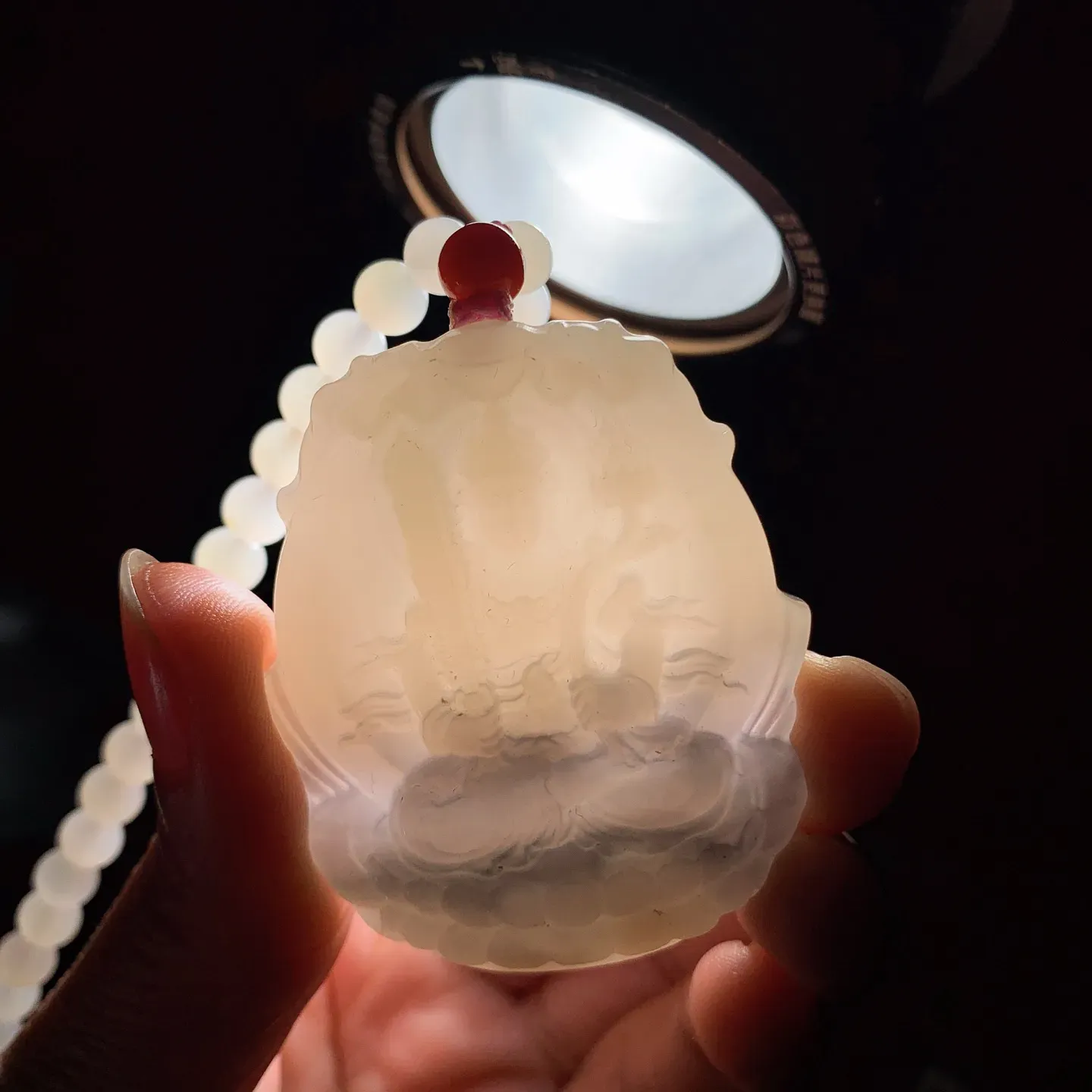 和田玉藕粉加紫罗兰虚空藏菩萨牌子挂件。尺寸49/42/10重73克。玉质细腻油润。手推出油。佩戴高端典雅。lt251114