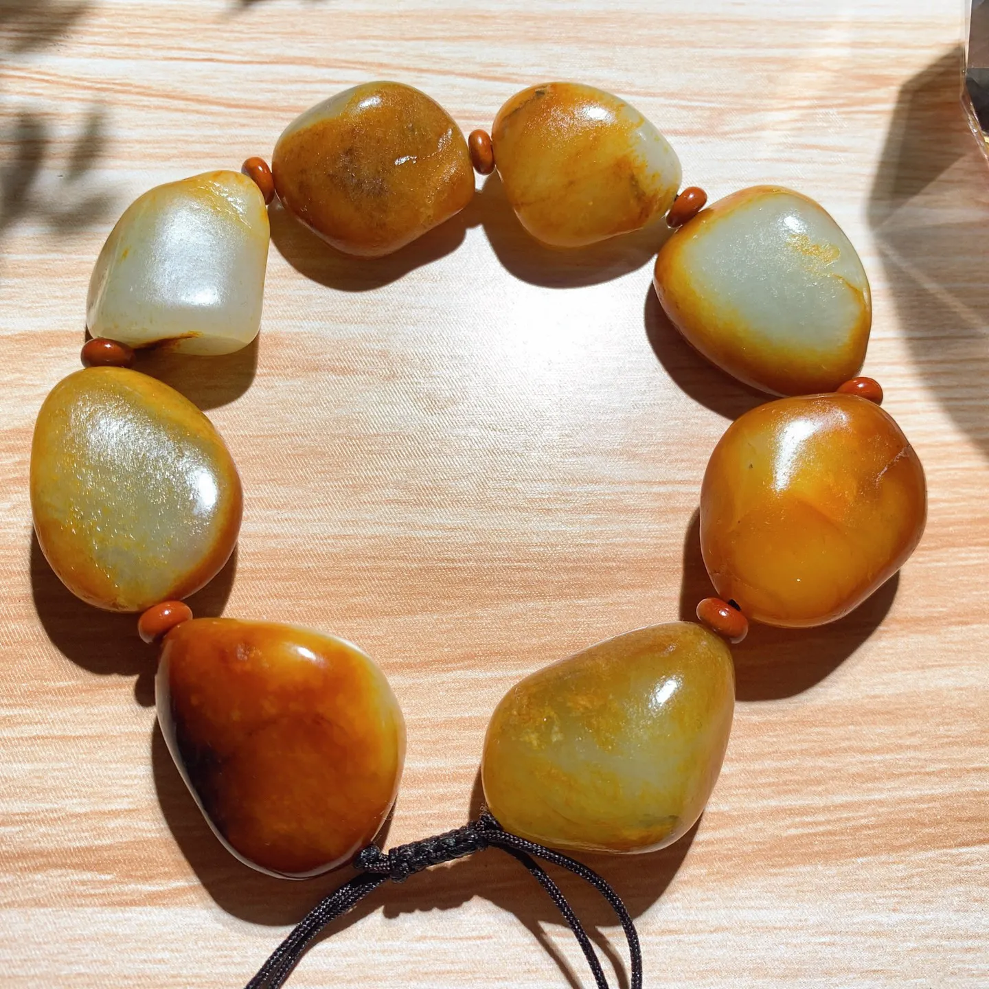 新疆和田玉籽料原石手串。单颗尺寸27/20/10重77.5克。玉质细腻油润。真籽真皮 ，手推出油。佩