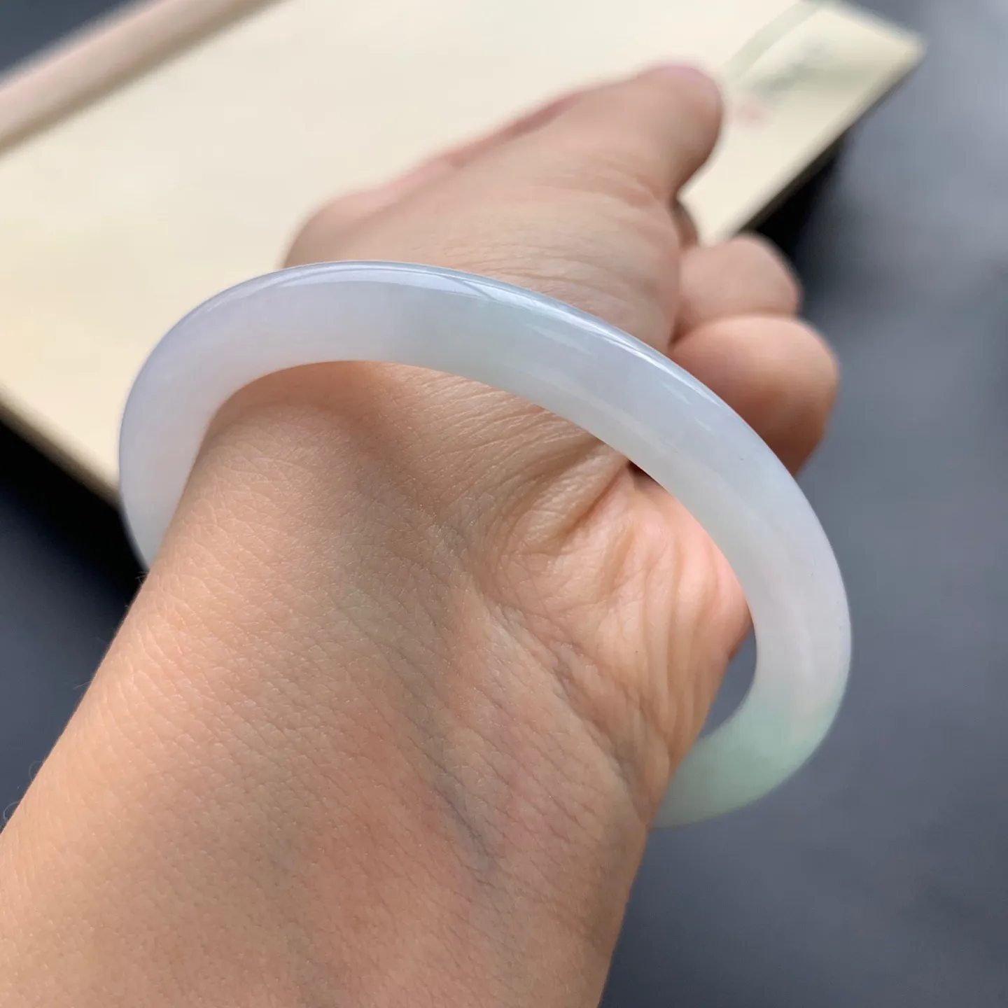 52圈口底色细糯圆条手镯 尺寸：52-8-7.2，无纹裂，细腻釉洁，清爽干净